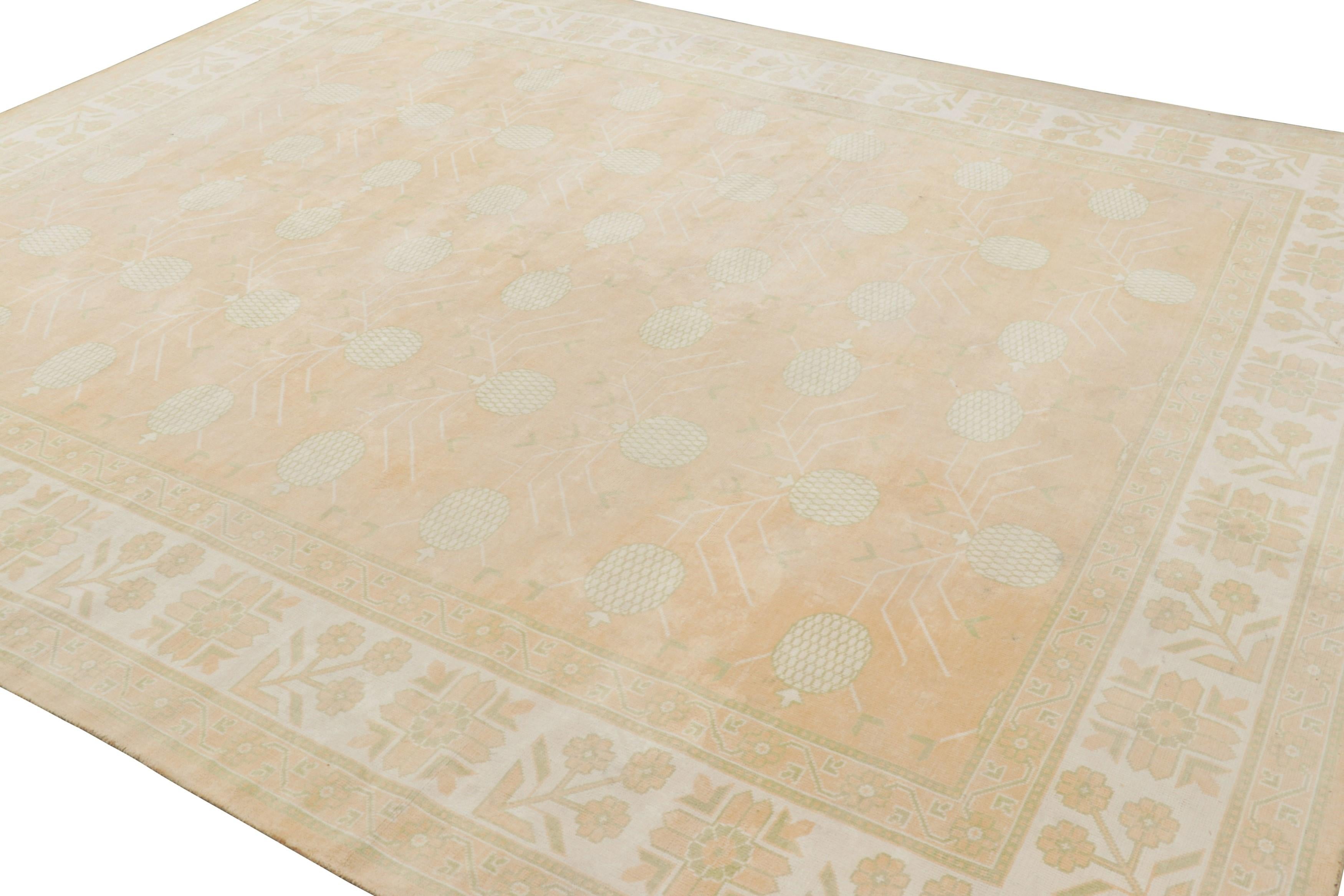 Rug & Kilim's Khotan Style Teppich in Blau und Rosa mit Granatapfel-Blumenmustern im Zustand „Neu“ im Angebot in Long Island City, NY
