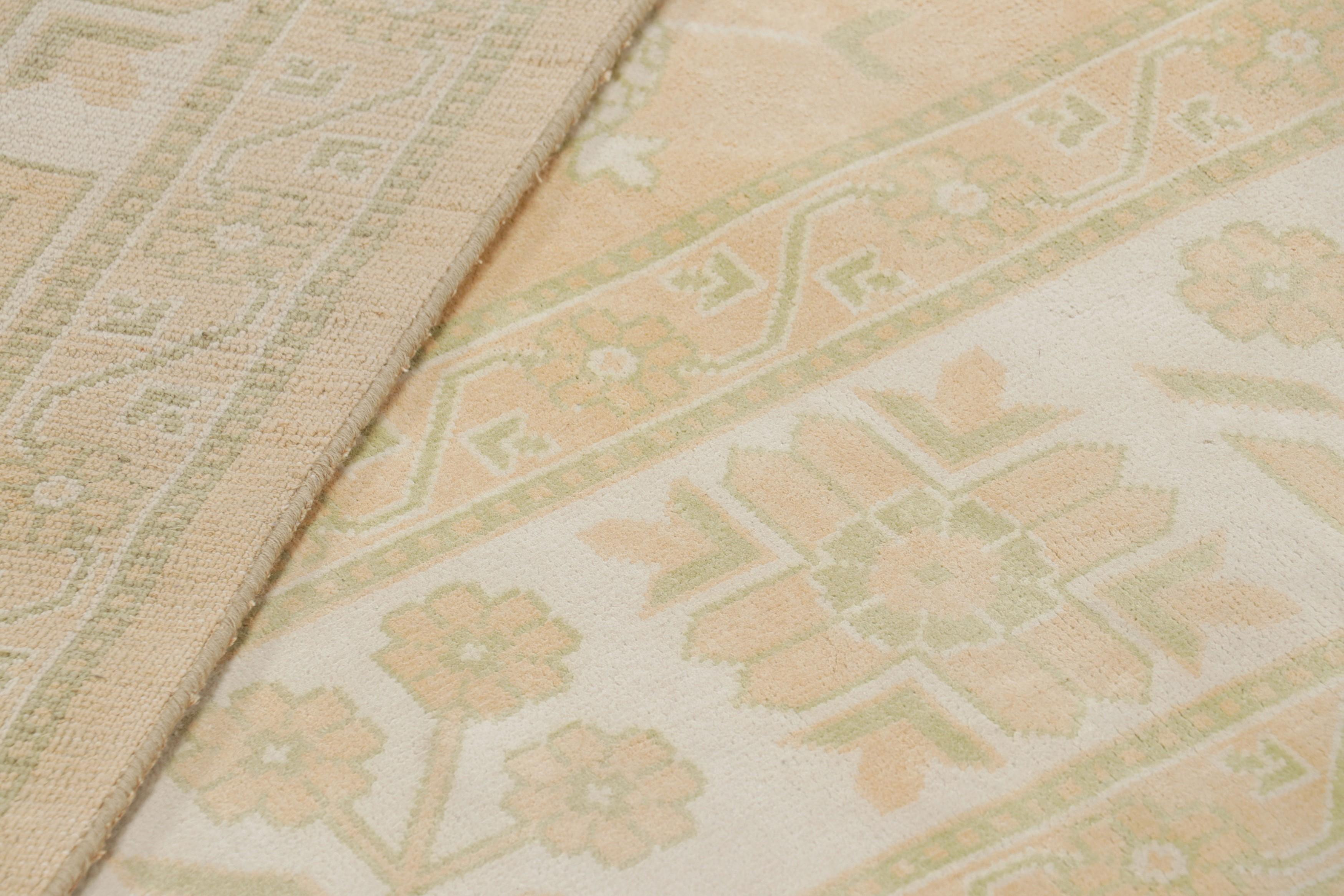 Rug & Kilim's Khotan Style Teppich in Blau und Rosa mit Granatapfel-Blumenmustern im Angebot 1