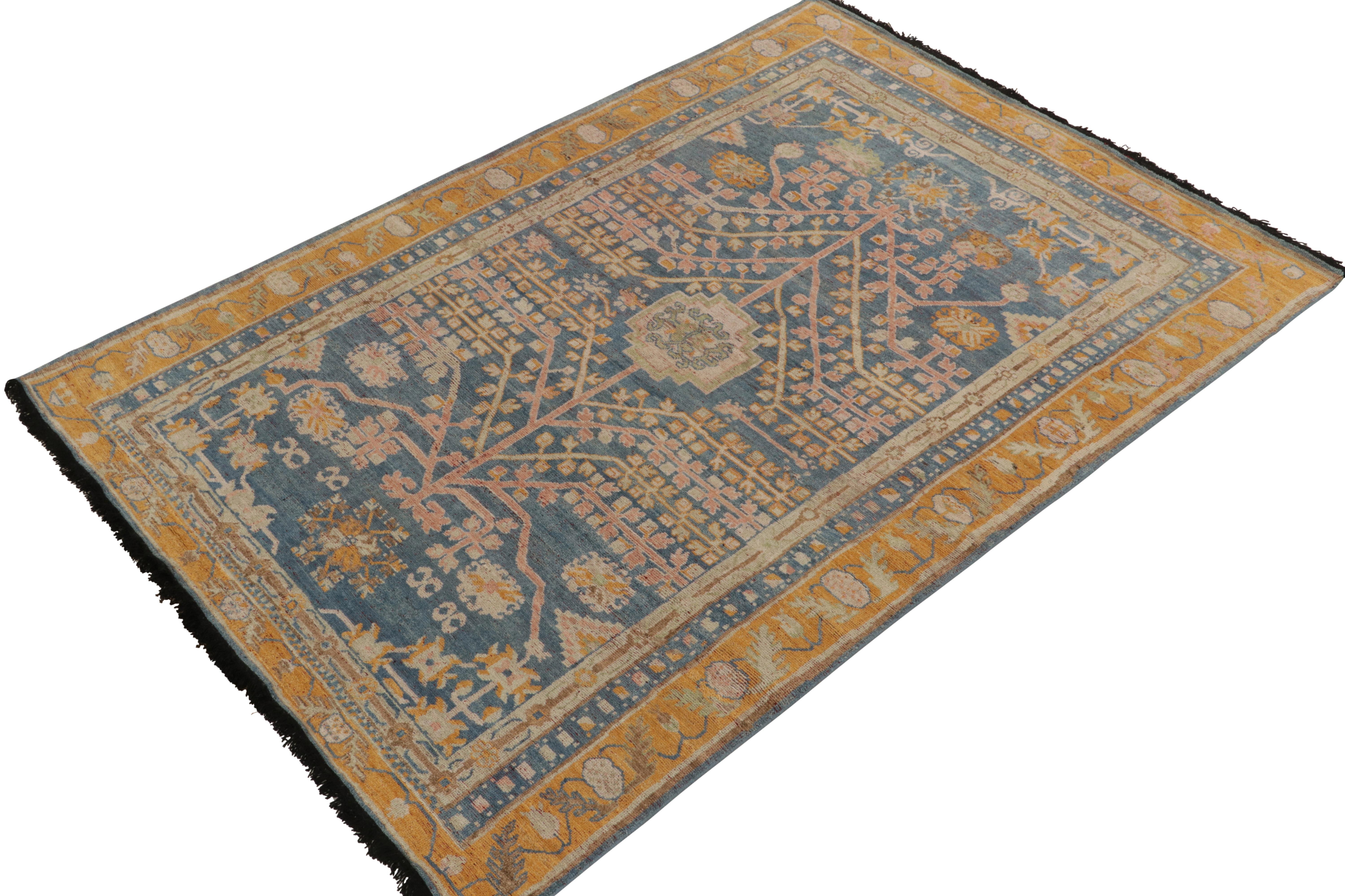 Noué à la main dans la laine la plus douce, ce tapis 6x9 de notre collection Burano est particulièrement inspiré des tapis anciens Khotan-Samarkand. 

Une échelle polyvalente jouit de motifs géométriques-floraux en bleu, or et rose, allusions aux