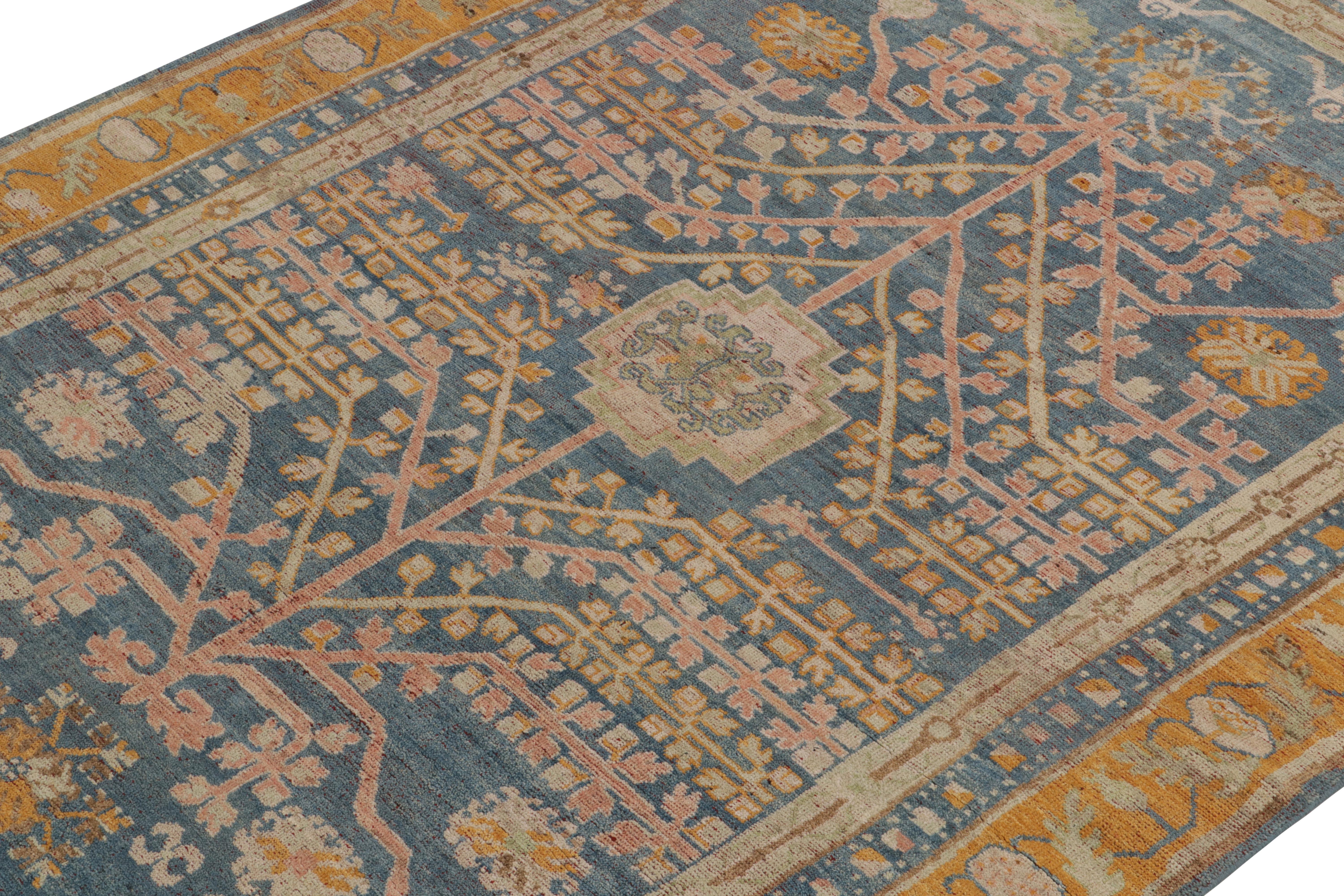 Noué à la main Tapis et tapis de style Kilims Khotan à motifs géométriques floraux bleus, or et roses en vente