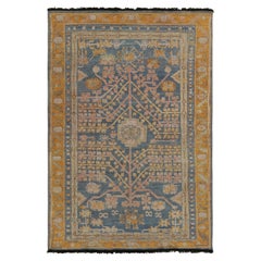 Teppich & Kilims Khotan-Teppich im Stil von Teppich in Blau, Gold und Rosa mit geometrischen Blumenmustern