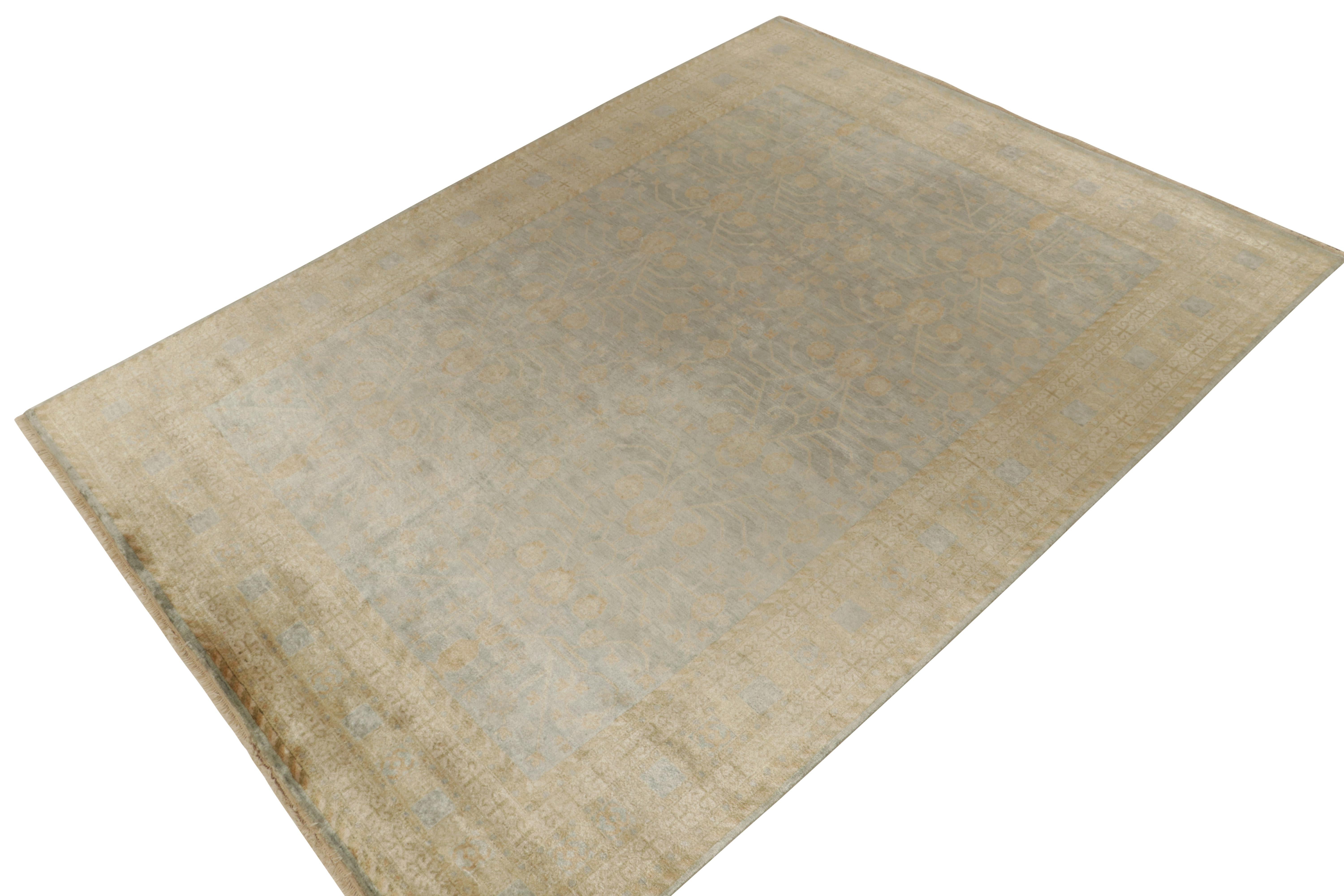 Noué à la main en soie, ce tapis 9x12 de notre collection Modern Classics est une ode aux styles de tapis anciens Khotan-Samarkand. 

Sur le design : La pièce réimagine cette provenance à une échelle plus gracieuse et dans des teintes luxueuses et