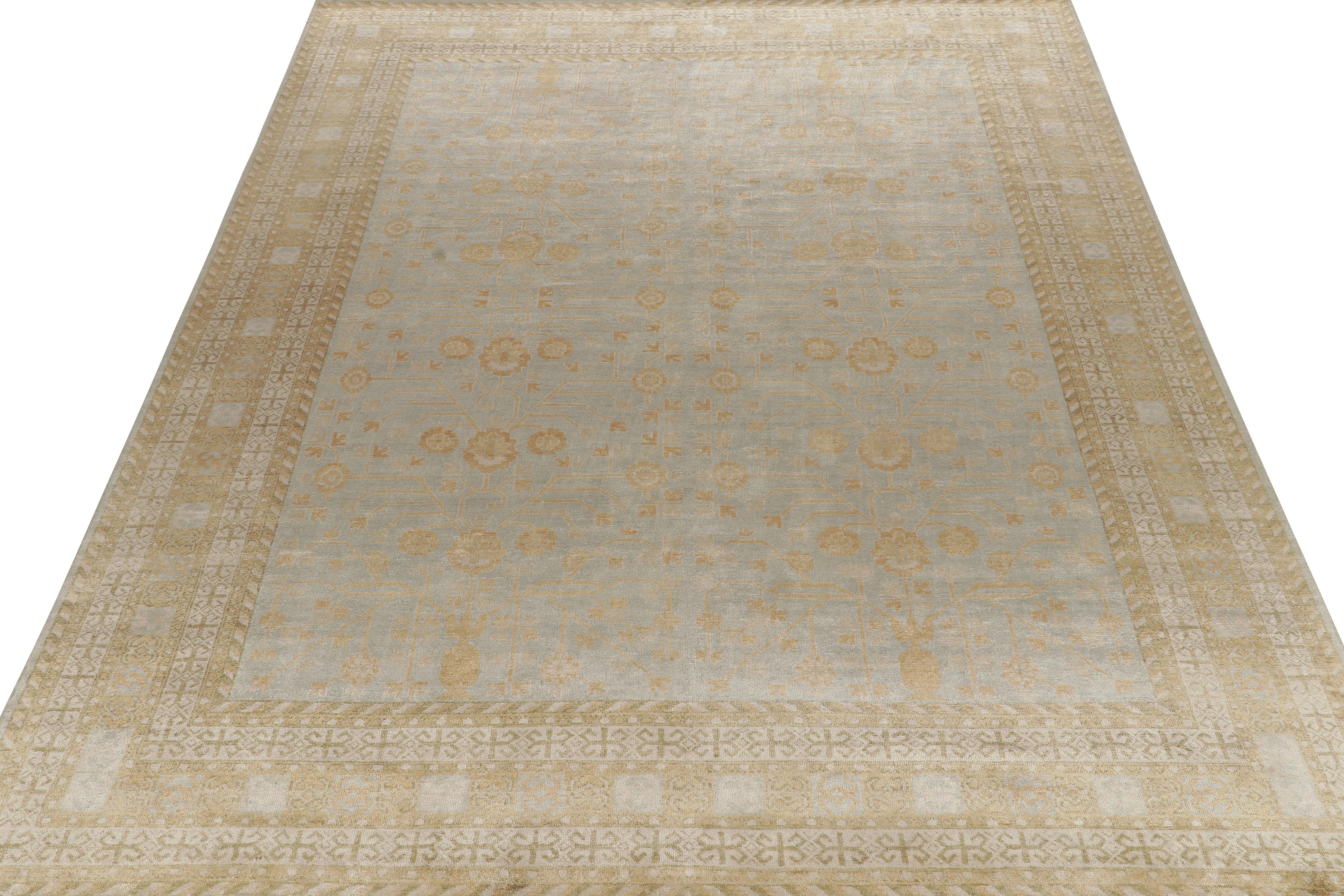 Indiano Rug & Kilim è un tappeto in stile Khotan di colore blu con motivi a melograno beige e oro. in vendita