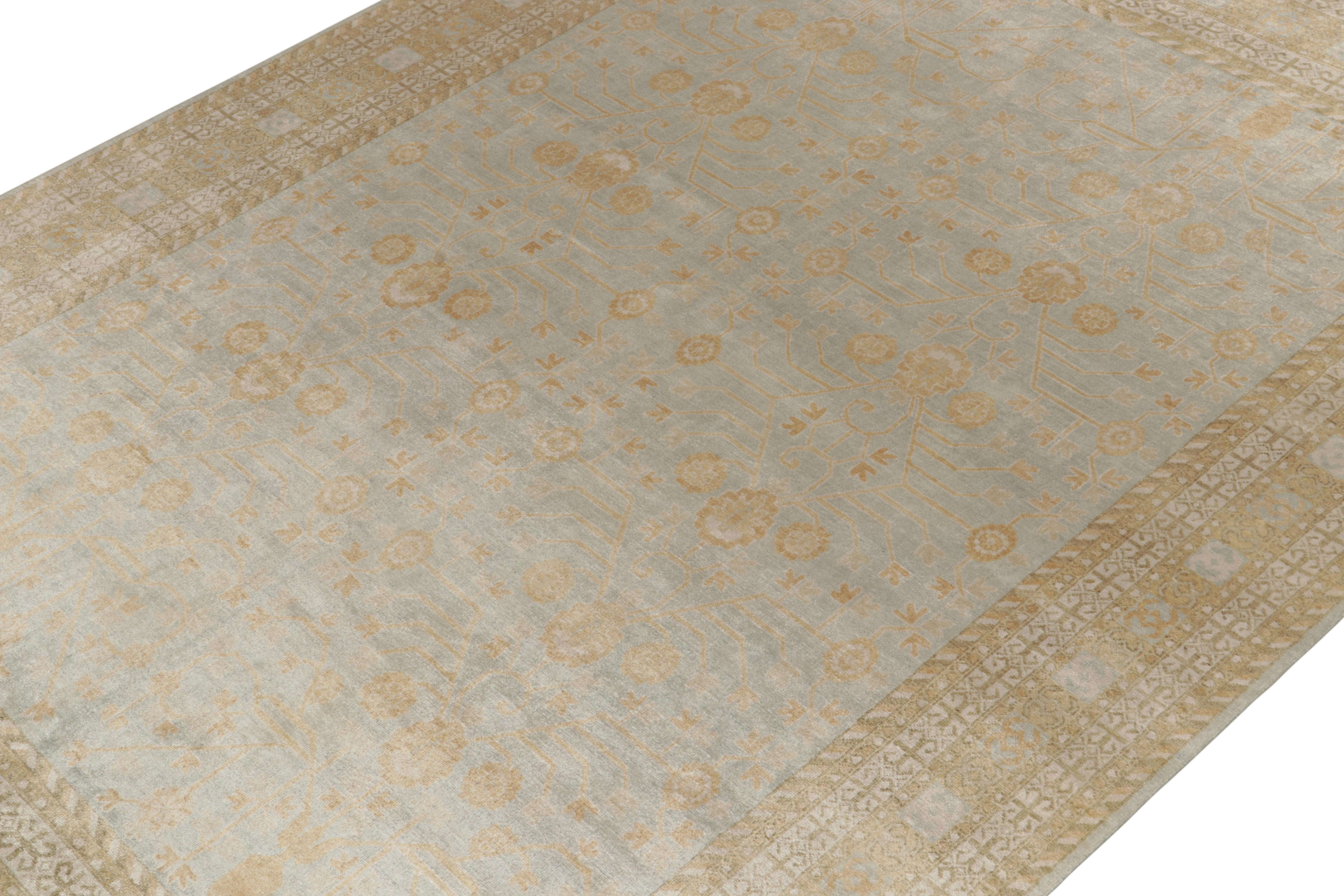 Annodato a mano Rug & Kilim è un tappeto in stile Khotan di colore blu con motivi a melograno beige e oro. in vendita