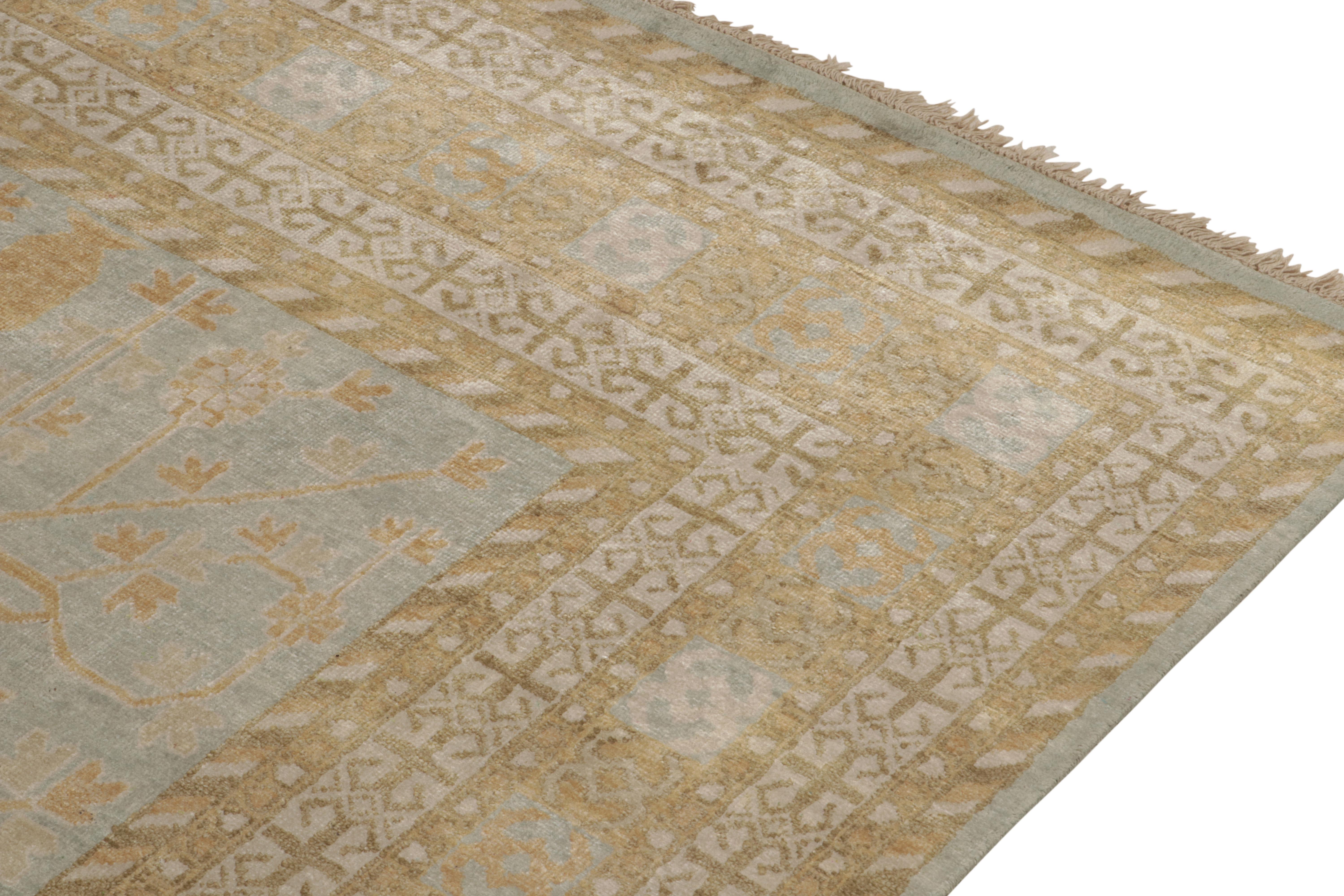 Rug & Kilim è un tappeto in stile Khotan di colore blu con motivi a melograno beige e oro. In condizioni Nuovo in vendita a Long Island City, NY