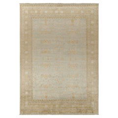 Rug & Kilim è un tappeto in stile Khotan di colore blu con motivi a melograno beige e oro.
