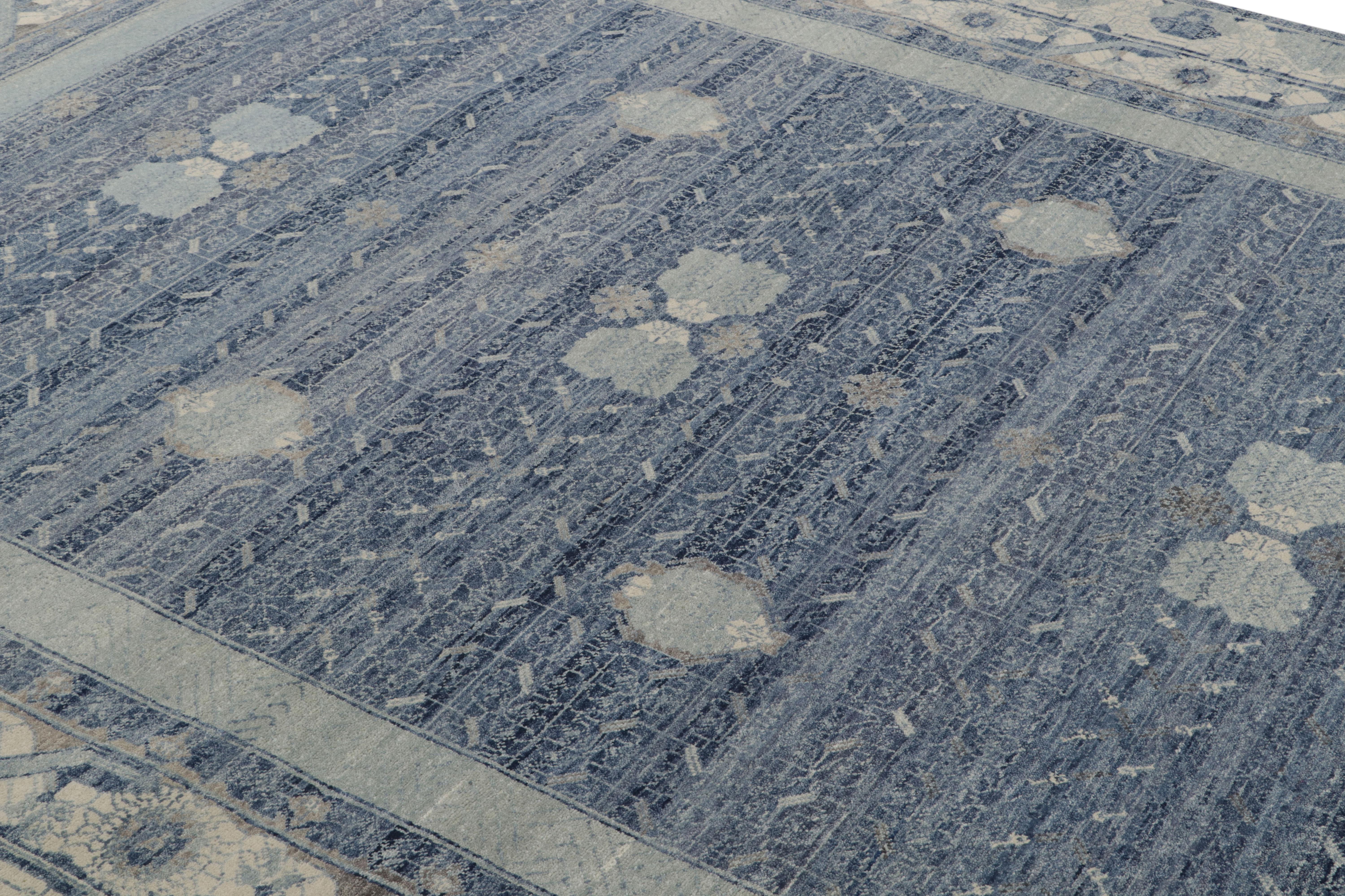 Dieser neue 8x10 große Teppich aus der Modern Classics Collection'S von Rug & Kilim ist aus Wolle handgeknüpft und von antiken Khotan-Teppichen inspiriert.

Über das Design:

Bei diesem Stück unterstreichen kühle Blautöne die geometrischen Muster