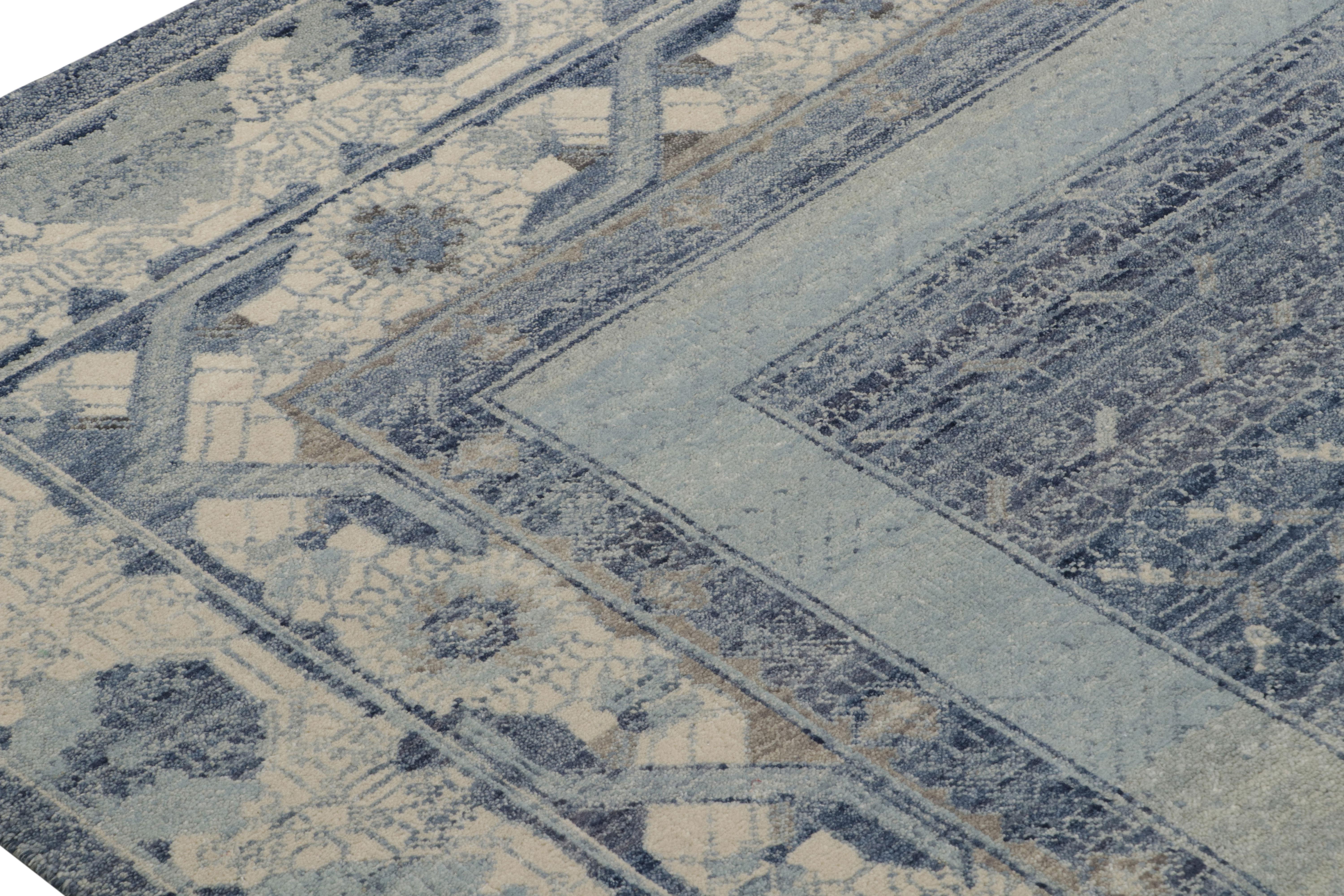 Rug & Kilim's Khotan Style Teppich in Blau mit geometrischen Mustern (Indisch) im Angebot