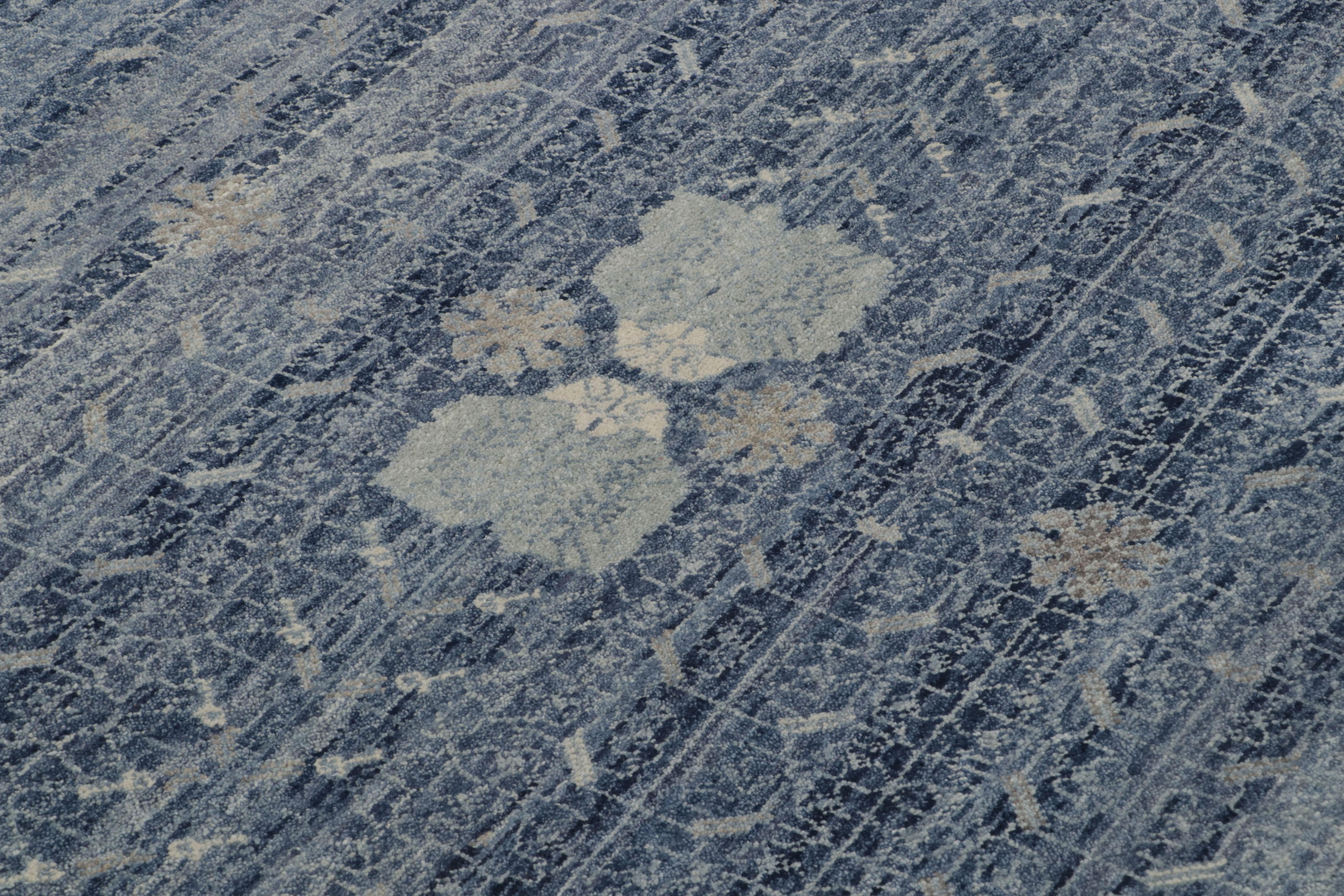 Rug & Kilim's Khotan Style Teppich in Blau mit geometrischen Mustern (21. Jahrhundert und zeitgenössisch) im Angebot
