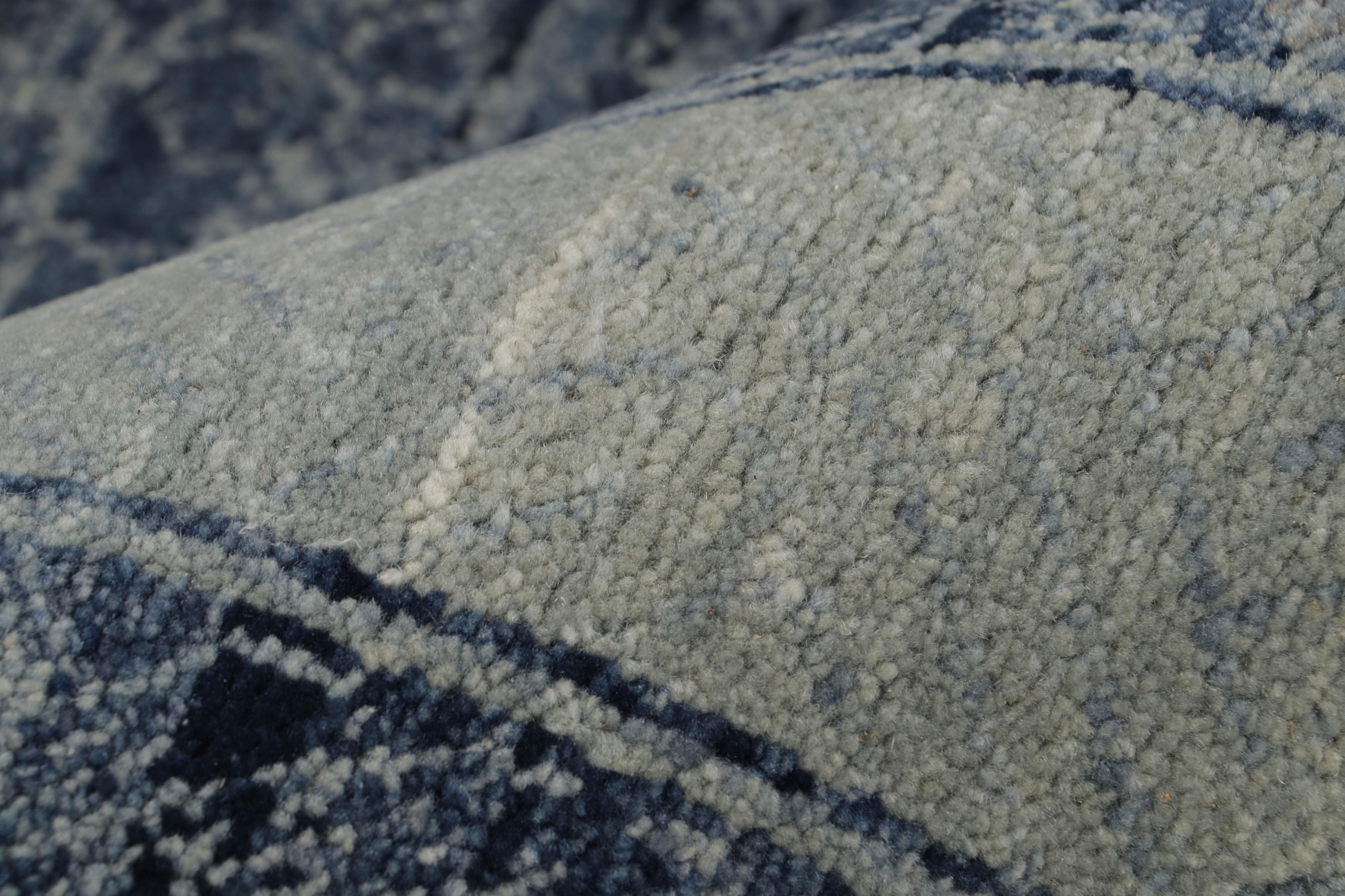 Rug & Kilim's Khotan Style Teppich in Blau mit geometrischen Mustern (Wolle) im Angebot