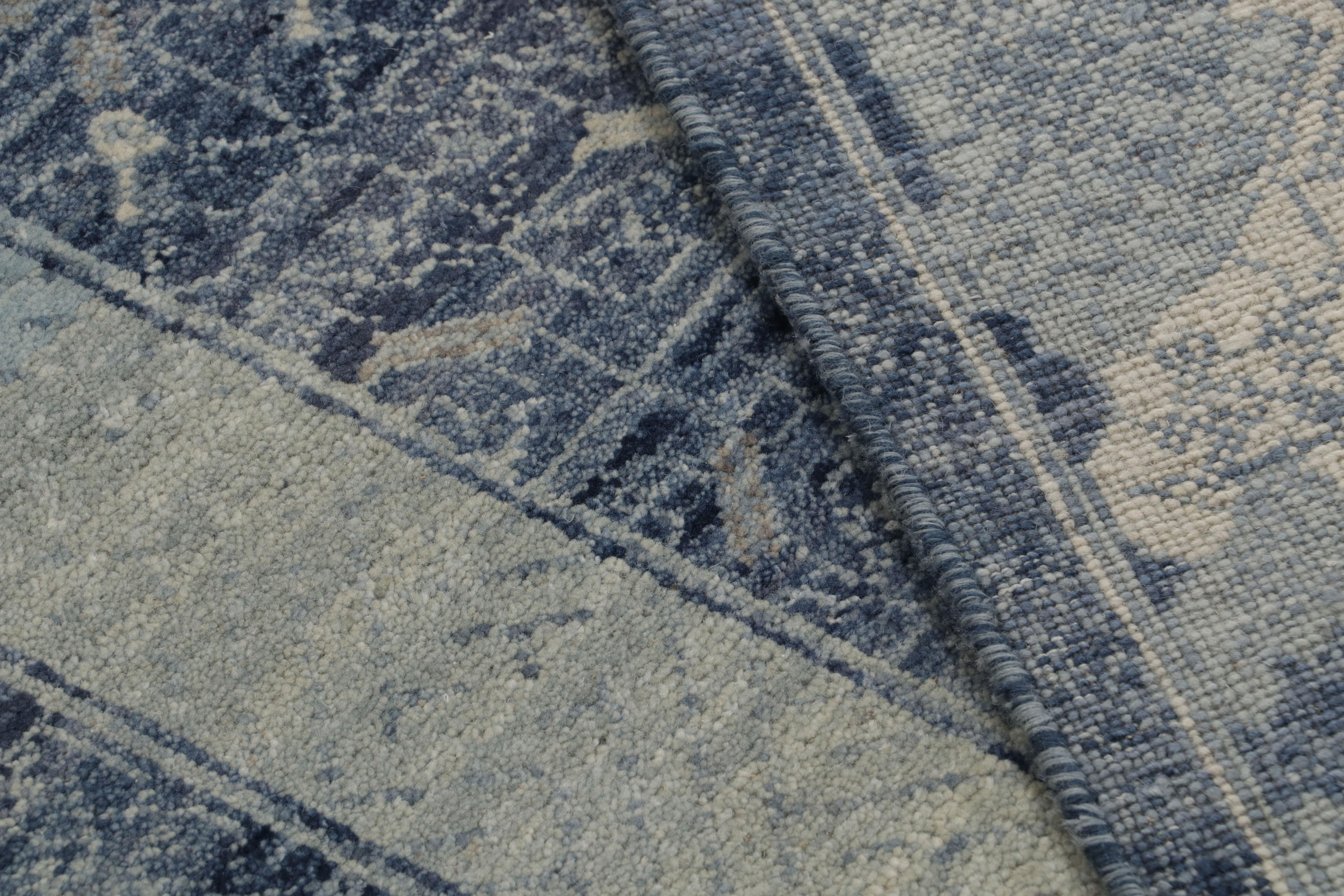 Rug & Kilim - Tappeto in stile Khotan blu con motivi geometrici in vendita 1