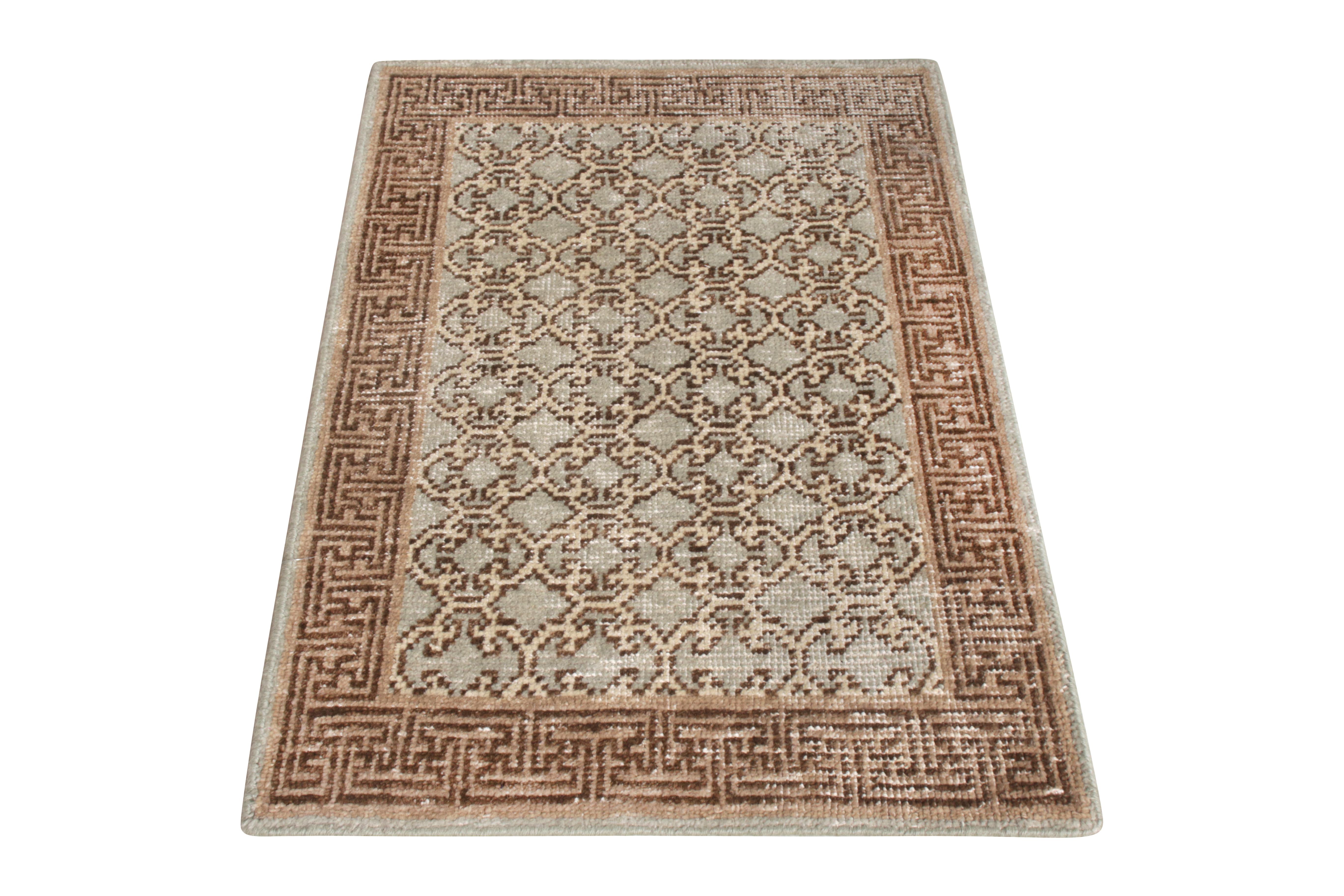 Ispirato ai tappeti Classic Rug Collection di Khotan, questo oggetto da collezione è un'aggiunta sofisticata alla collezione Homage di Rug & Kilim. Questa rivisitazione moderna dei tappeti classici testimonia l'unione di un design ricco in