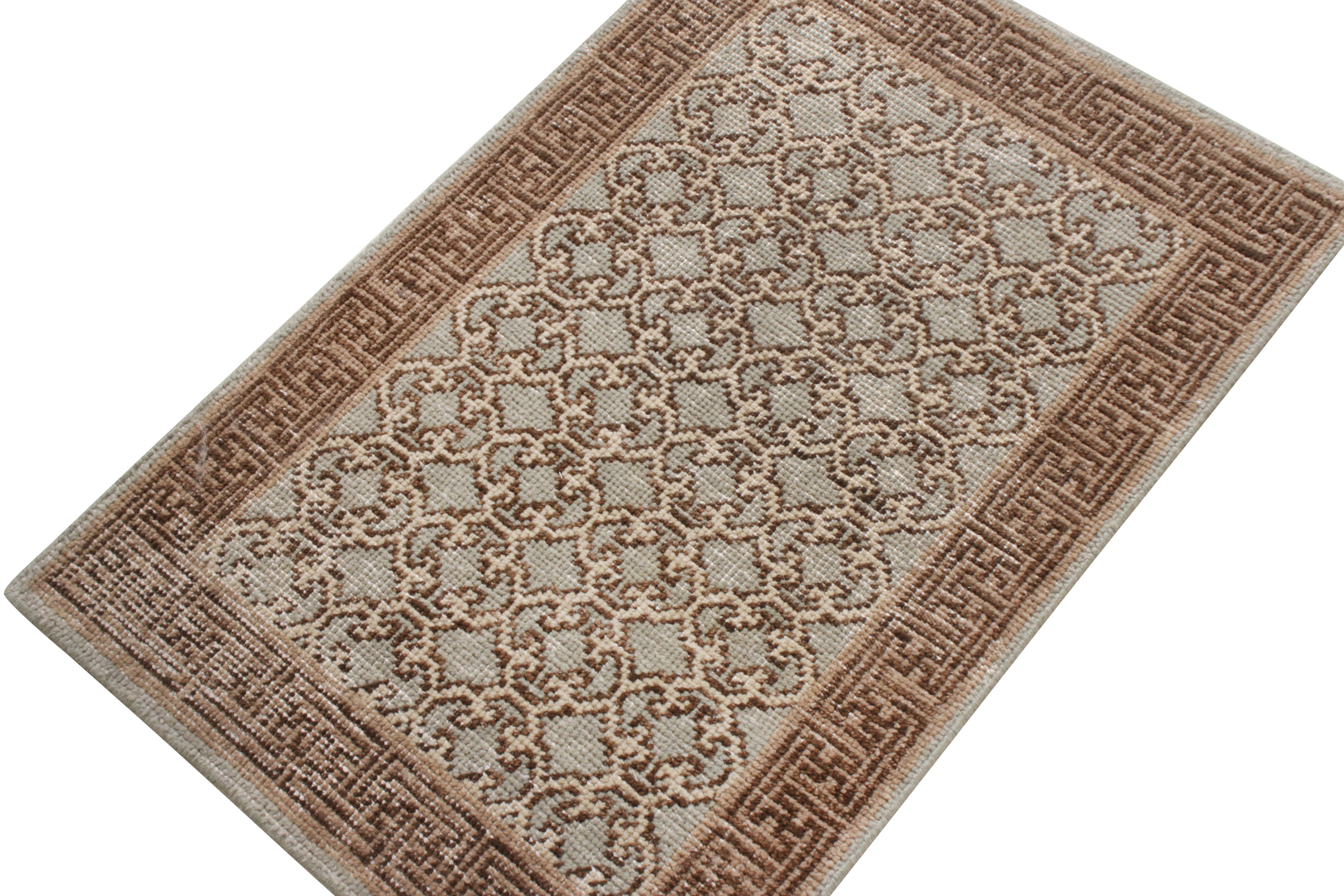 Altro Rug & Kilim è un tappeto in stile Khotan con motivo a traliccio blu e beige-marrone. in vendita