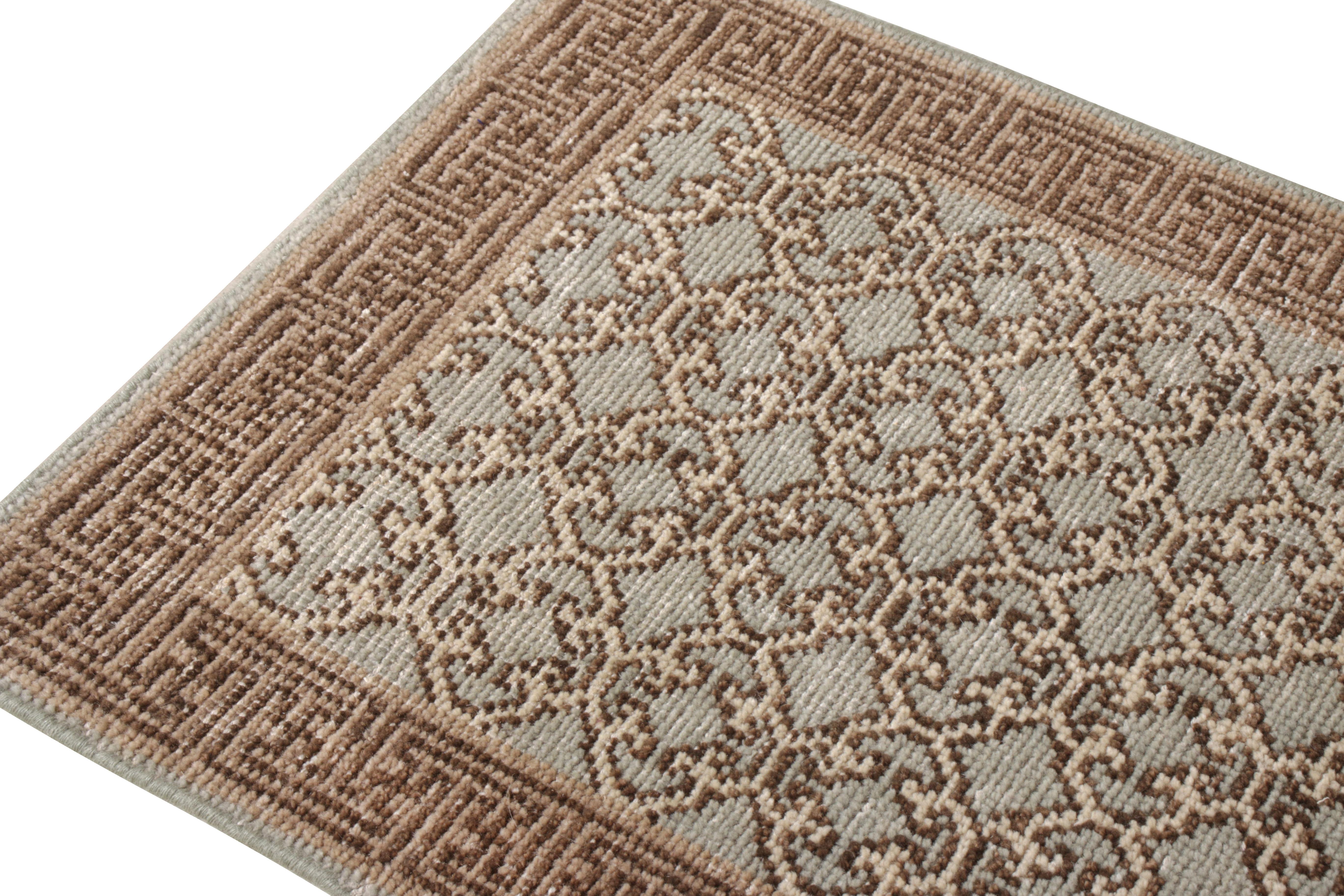 Alfombra estilo Khotan de Rug & Kilim en azul desgastado y diseño enrejado beige-marrón Indio en venta