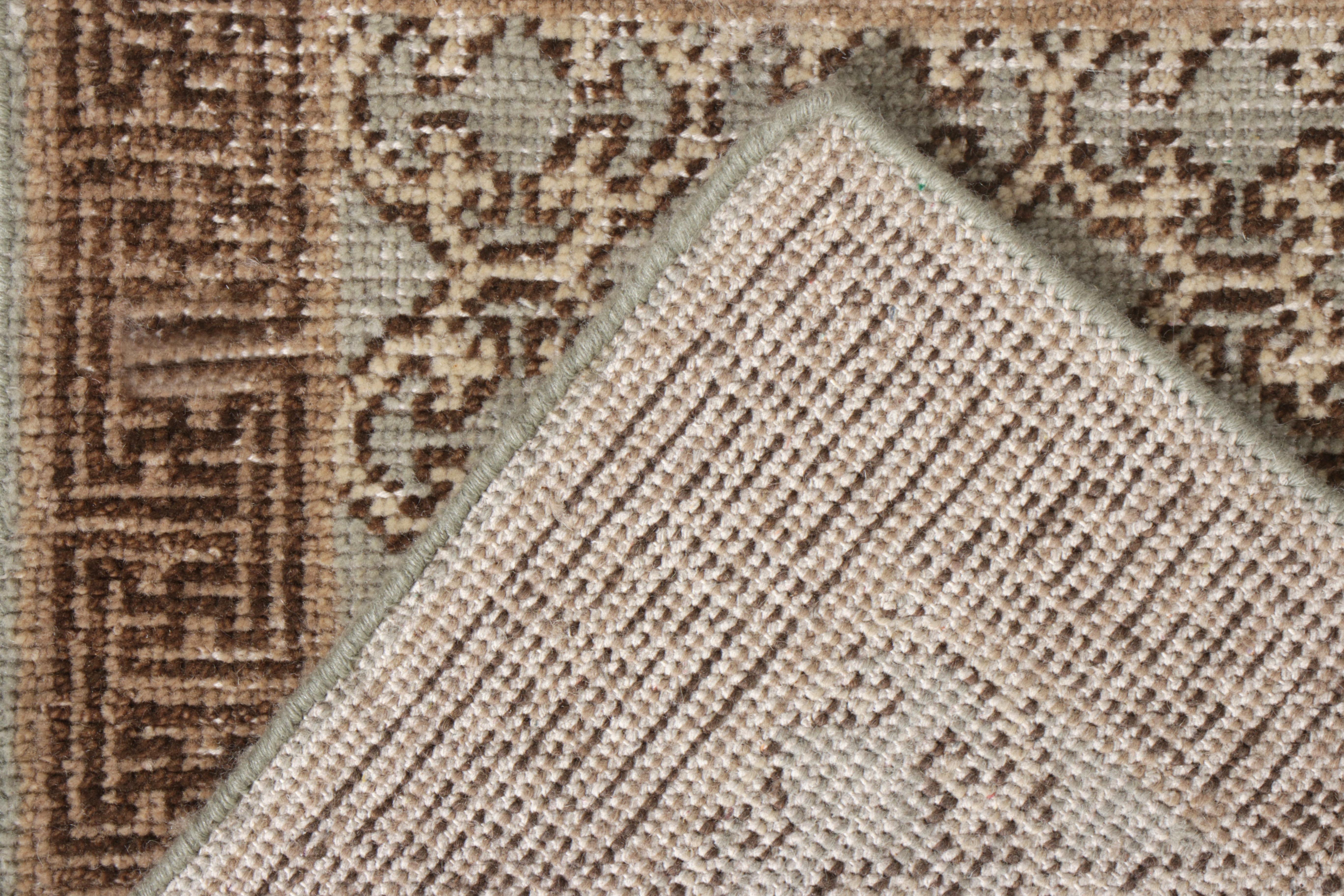 Rug & Kilim è un tappeto in stile Khotan con motivo a traliccio blu e beige-marrone. In condizioni deteriorate in vendita a Long Island City, NY