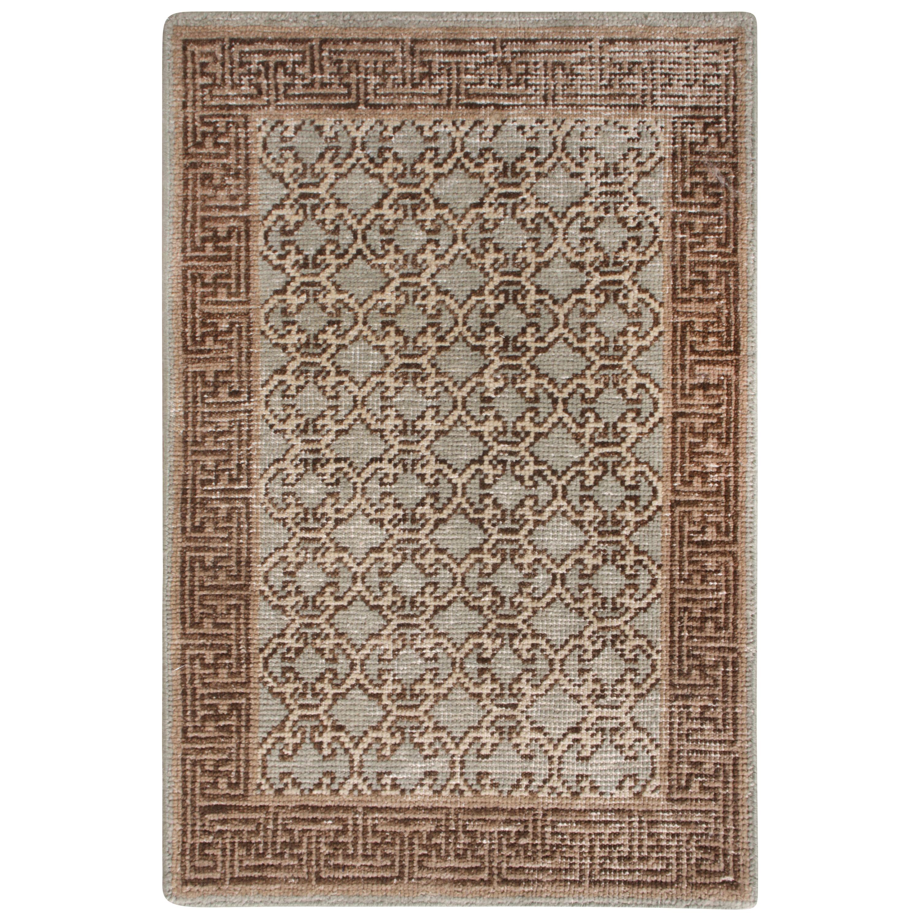 Rug & Kilim's Khotan Style Rug in Distressed Blue, Beige-Brown Trellis Pattern (tapis de style Khotan en bleu vieilli, motif de treillis beige et marron)