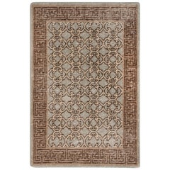 Rug & Kilim's Khotan Style Rug in Distressed Blue, Beige-Brown Trellis Pattern (tapis de style Khotan en bleu vieilli, motif de treillis beige et marron)