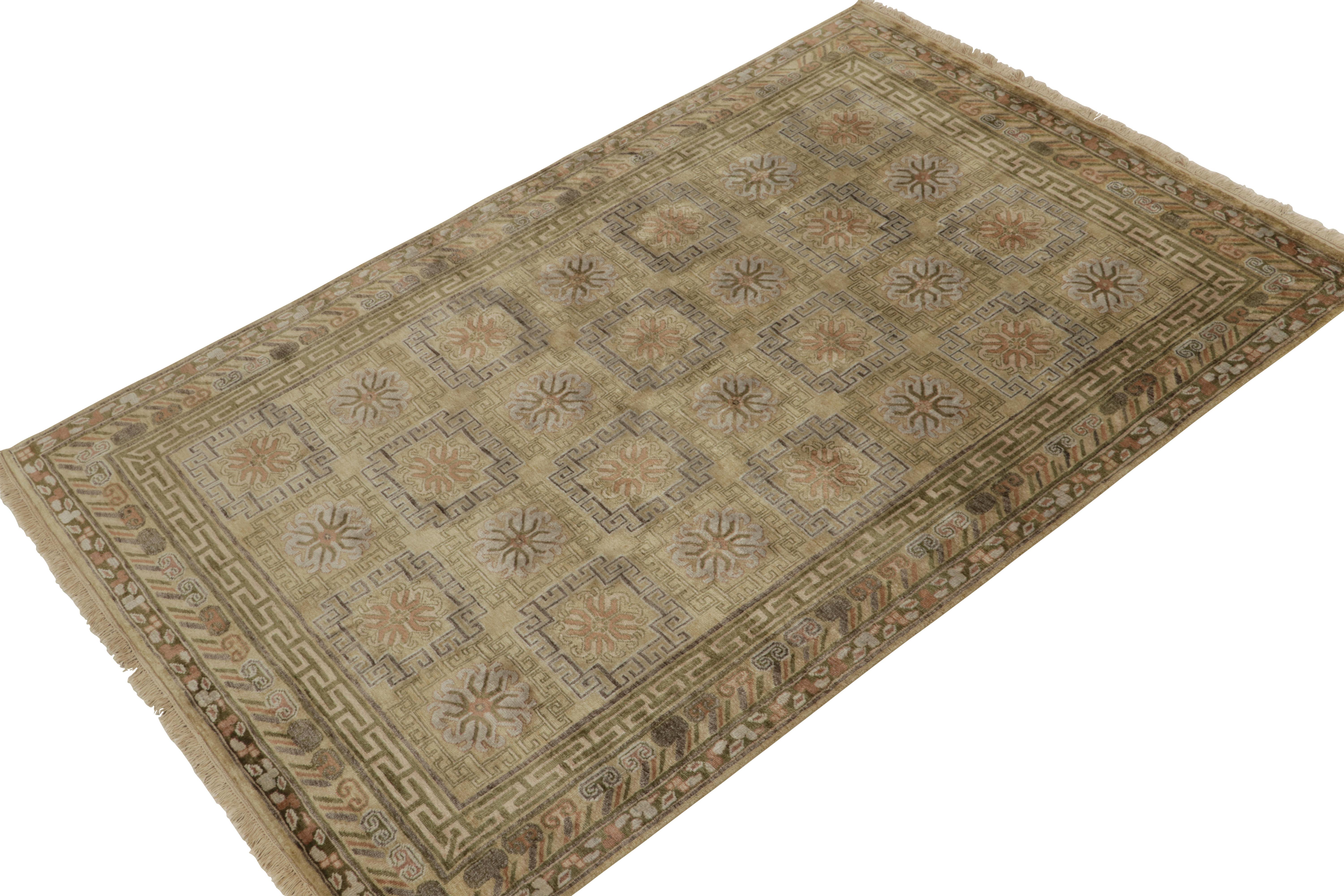 Noué à la main dans une soie luxueuse, ce tapis 6x9 de notre collection Modern Classics est particulièrement inspiré des tapis anciens de Khotan-Samarkand. 

Sur le design : L'échelle gracieuse bénéficie d'une séduisante nuance or et beige-brun,