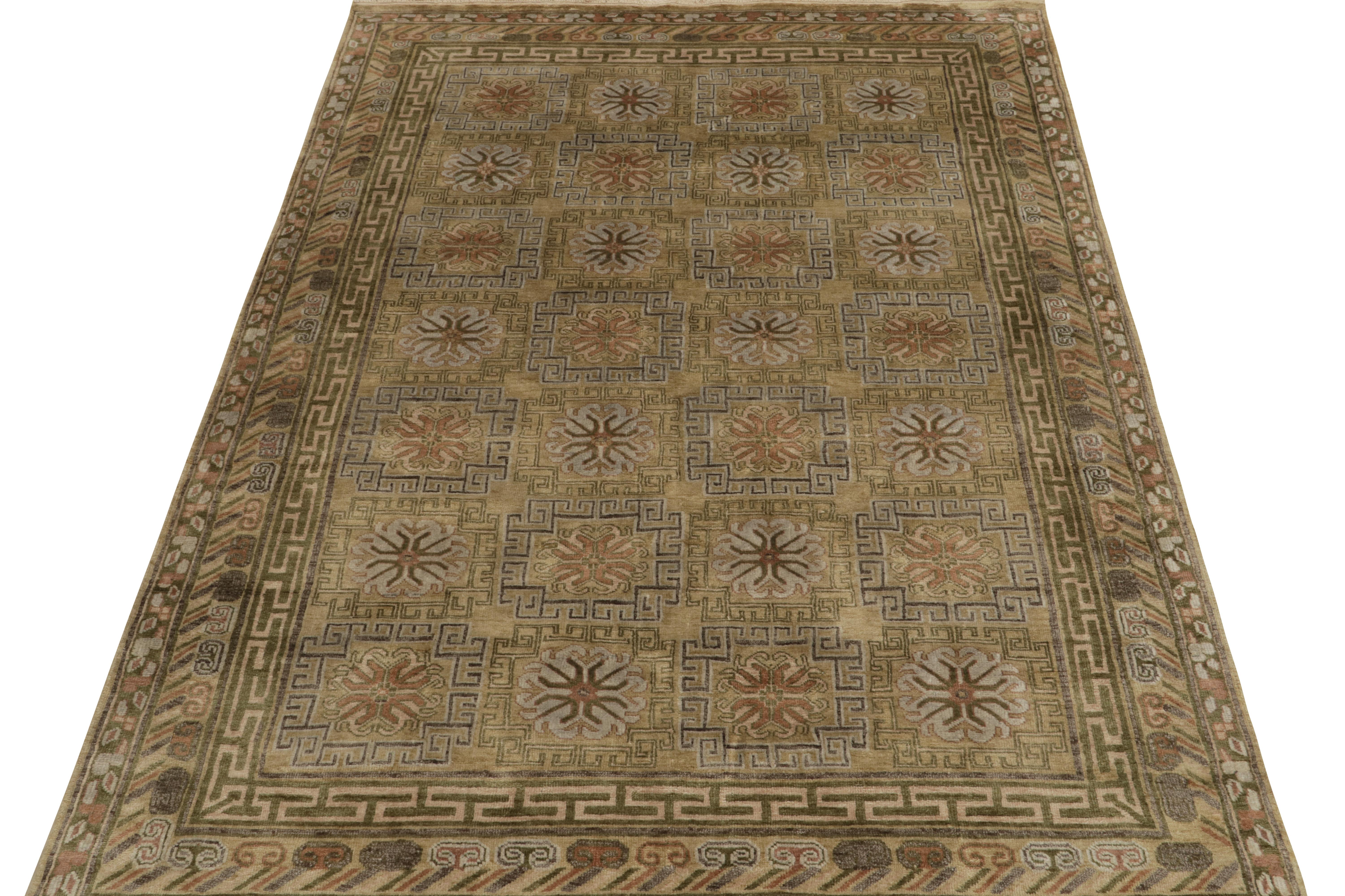 Indiano Tappeto in stile Khotan di Rug & Kilim con motivi geometrici oro e beige-marrone in vendita