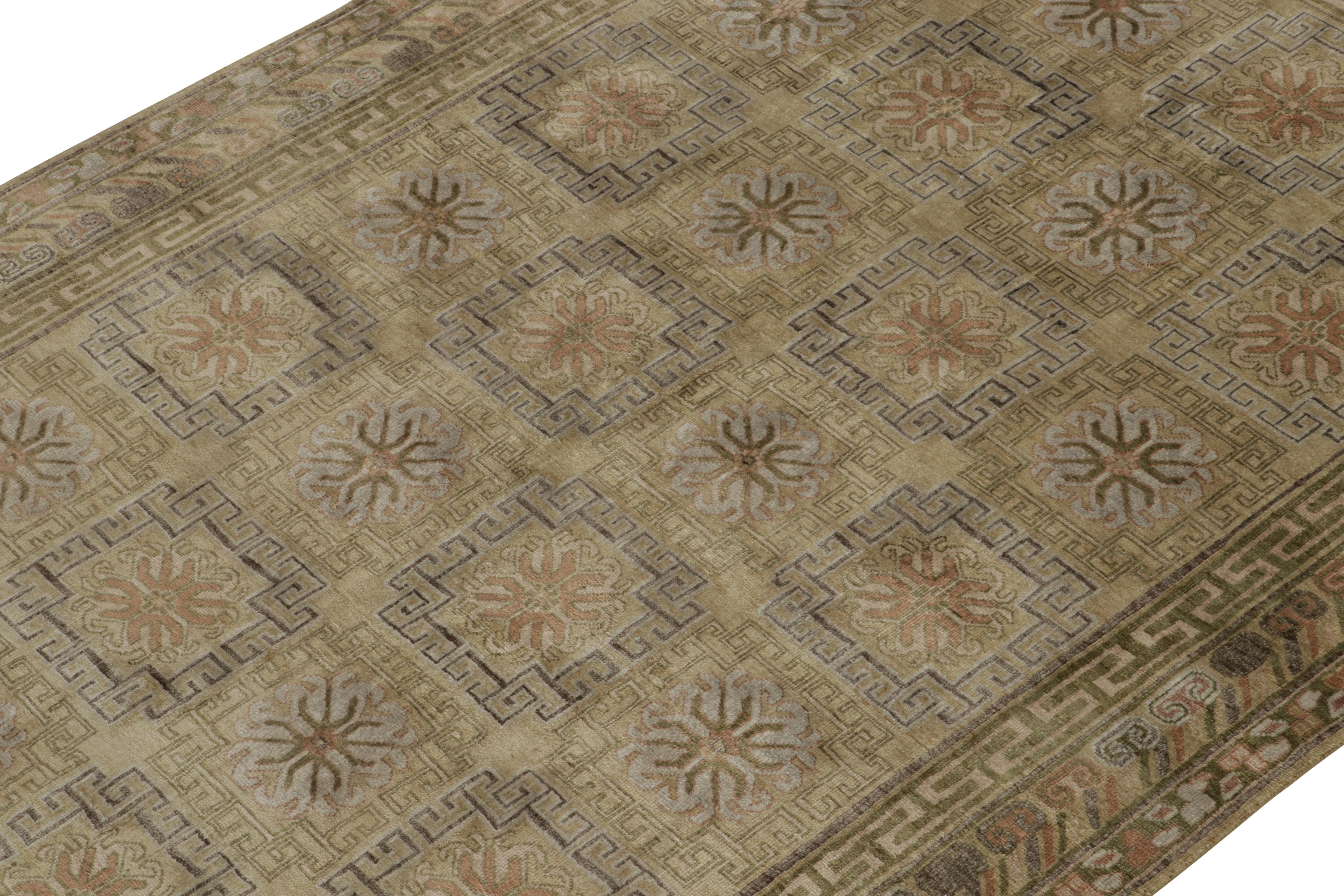 Annodato a mano Tappeto in stile Khotan di Rug & Kilim con motivi geometrici oro e beige-marrone in vendita