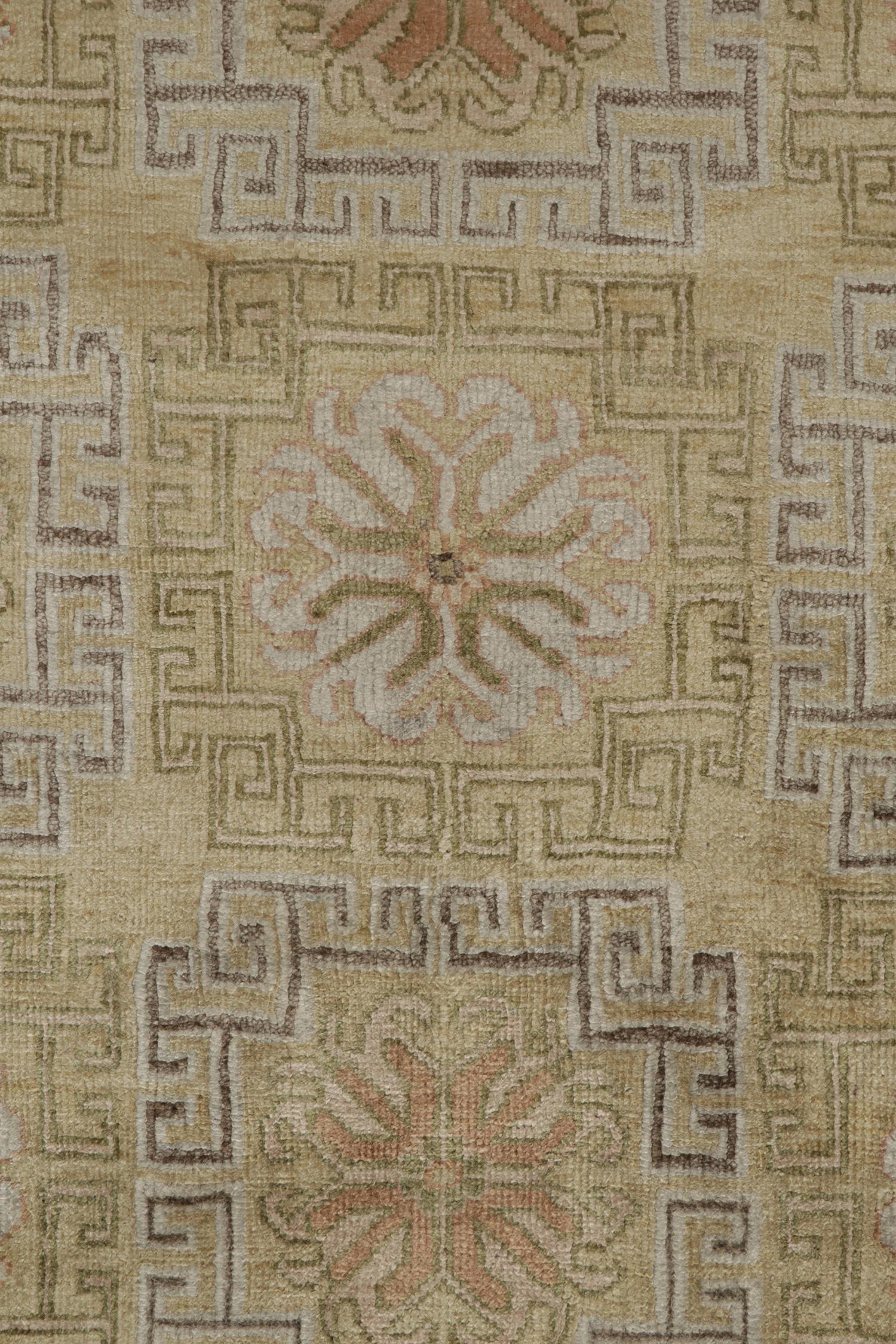 Tappeto in stile Khotan di Rug & Kilim con motivi geometrici oro e beige-marrone In condizioni Nuovo in vendita a Long Island City, NY