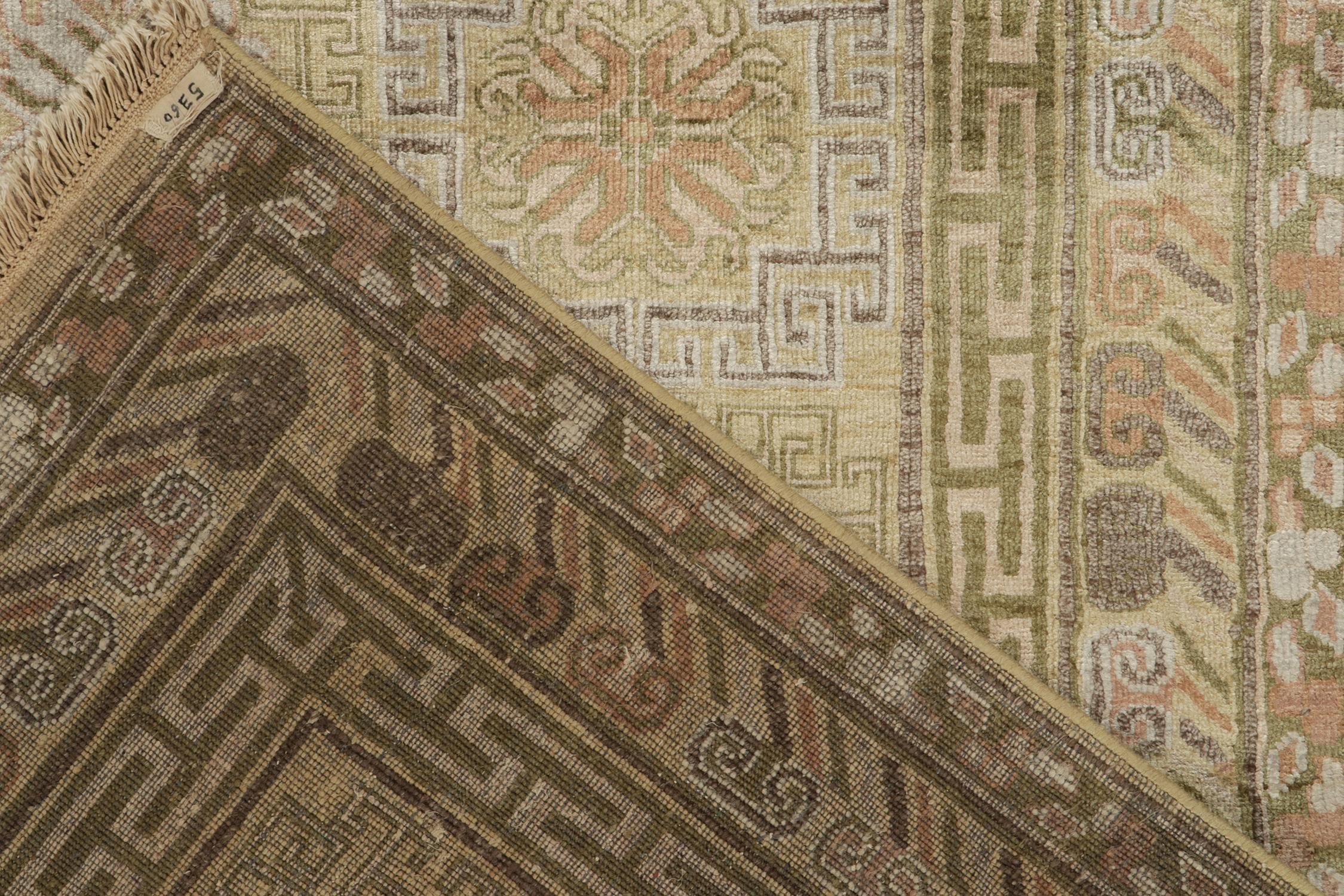 XXIe siècle et contemporain Tapis & Kilims Tapis de style Khotan à motifs géométriques or et beige-marron en vente