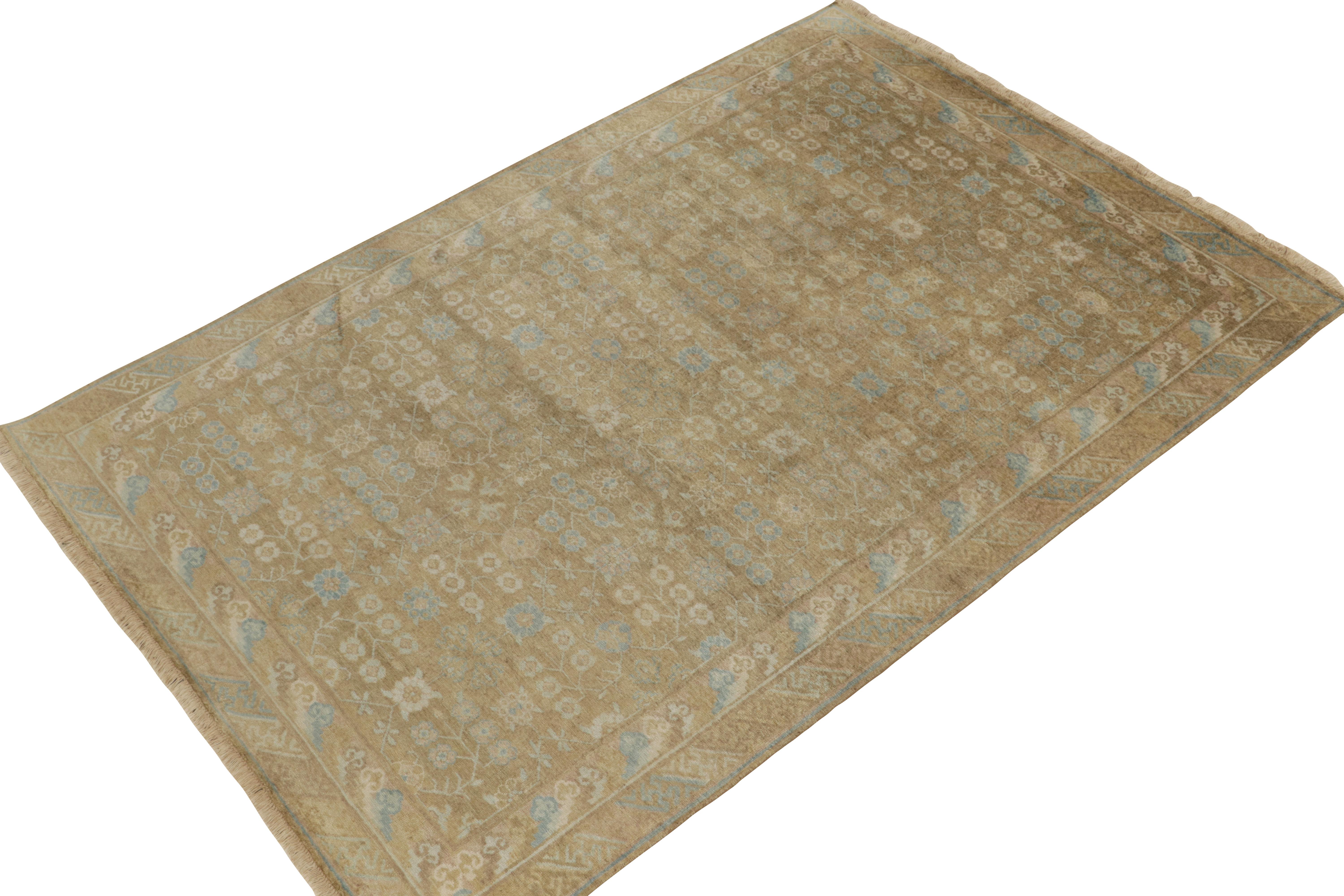 Dieser 6x9 große Teppich aus unserer Modern Classics-Kollektion wurde von Hand aus luxuriöser Seide geknüpft und ist besonders von antiken Khotan-Samarkand-Teppichen inspiriert. Die anmutige Skala harmoniert mit blauen Herati-Blumenmustern auf
