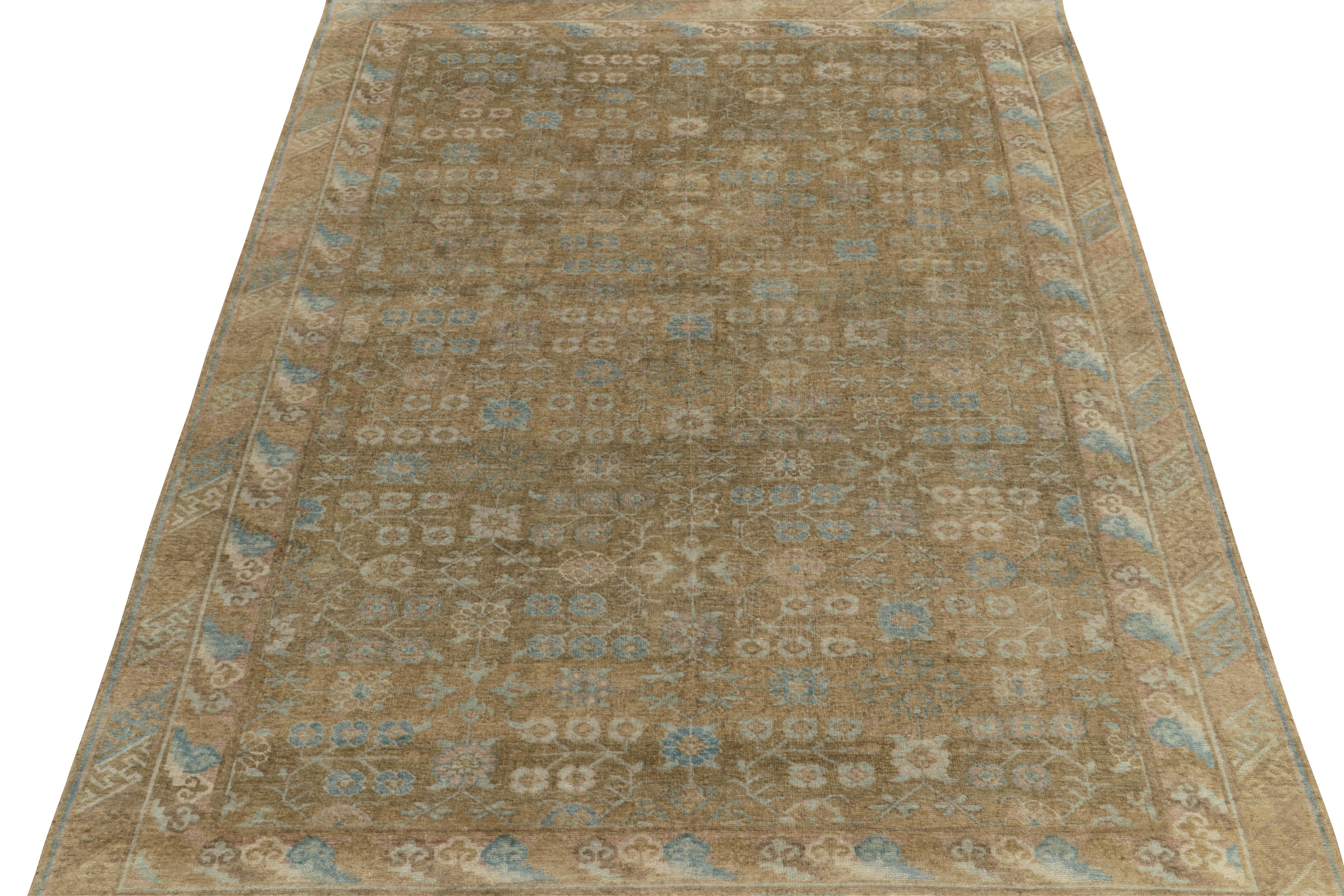 Teppich &amp; Kilims Khotan-Teppich im Stil von Gold, Beige-Brown und Blau mit Blumenmuster (Indisch) im Angebot
