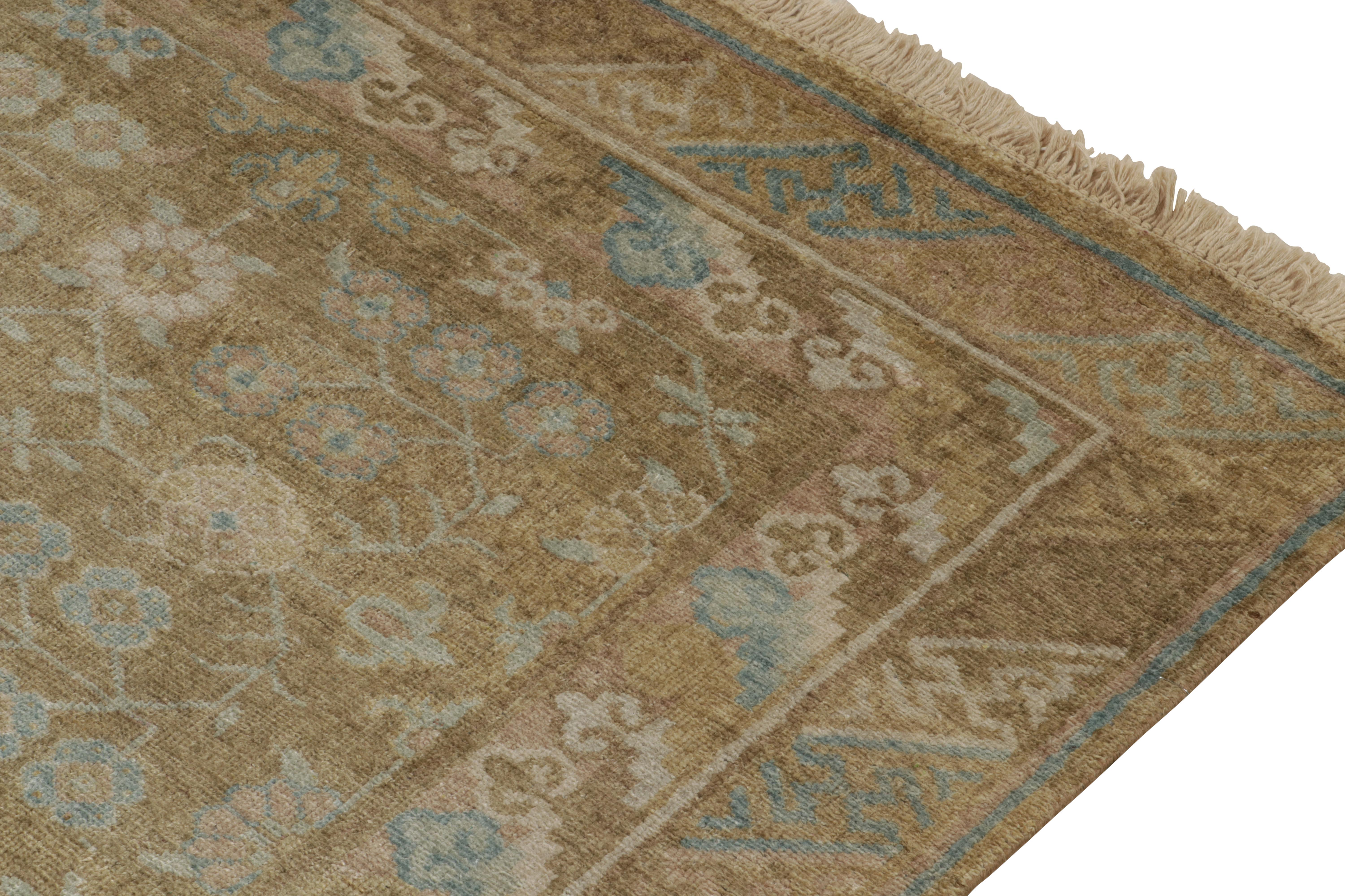 Teppich &amp; Kilims Khotan-Teppich im Stil von Gold, Beige-Brown und Blau mit Blumenmuster im Zustand „Neu“ im Angebot in Long Island City, NY