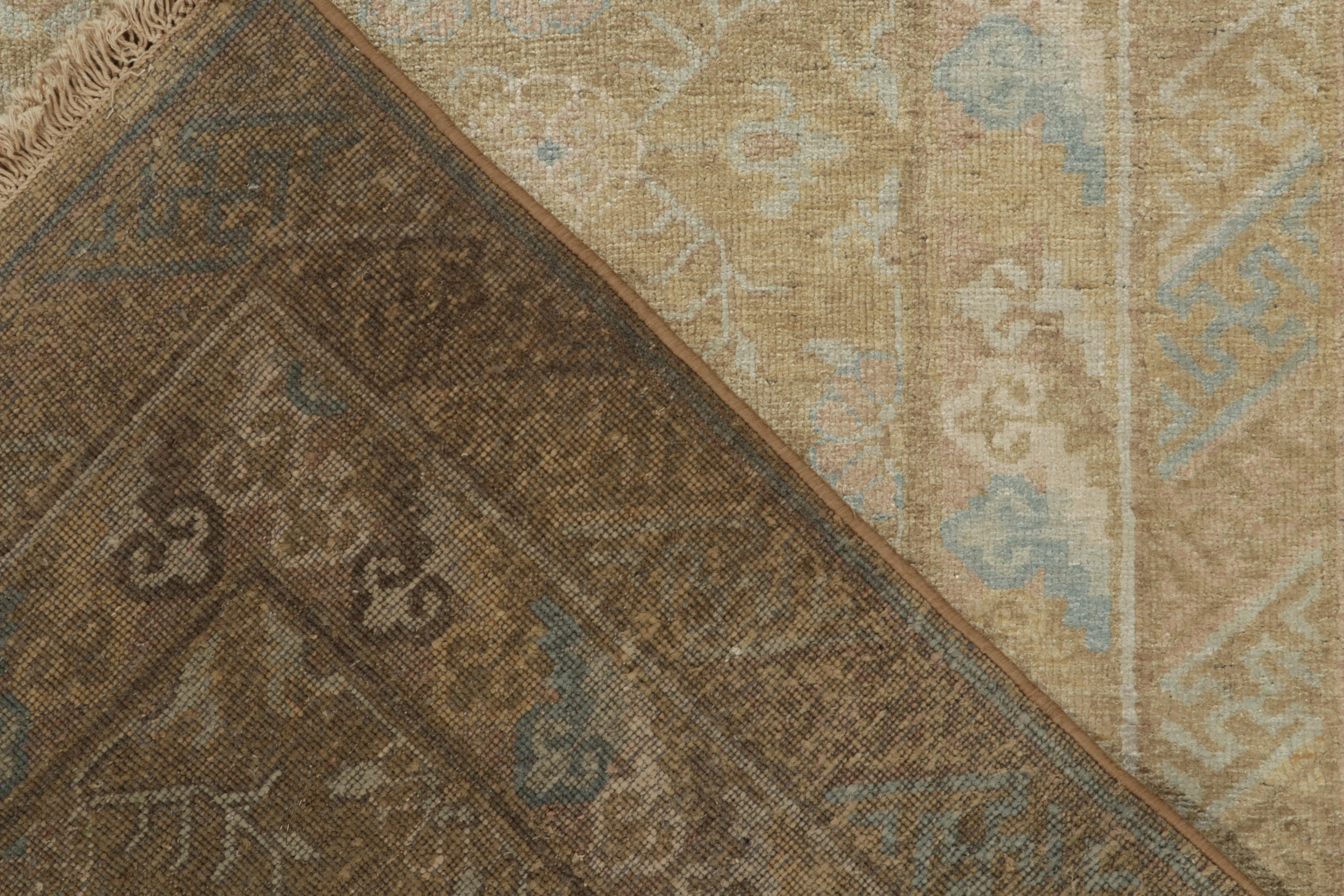 Teppich &amp; Kilims Khotan-Teppich im Stil von Gold, Beige-Brown und Blau mit Blumenmuster (21. Jahrhundert und zeitgenössisch) im Angebot
