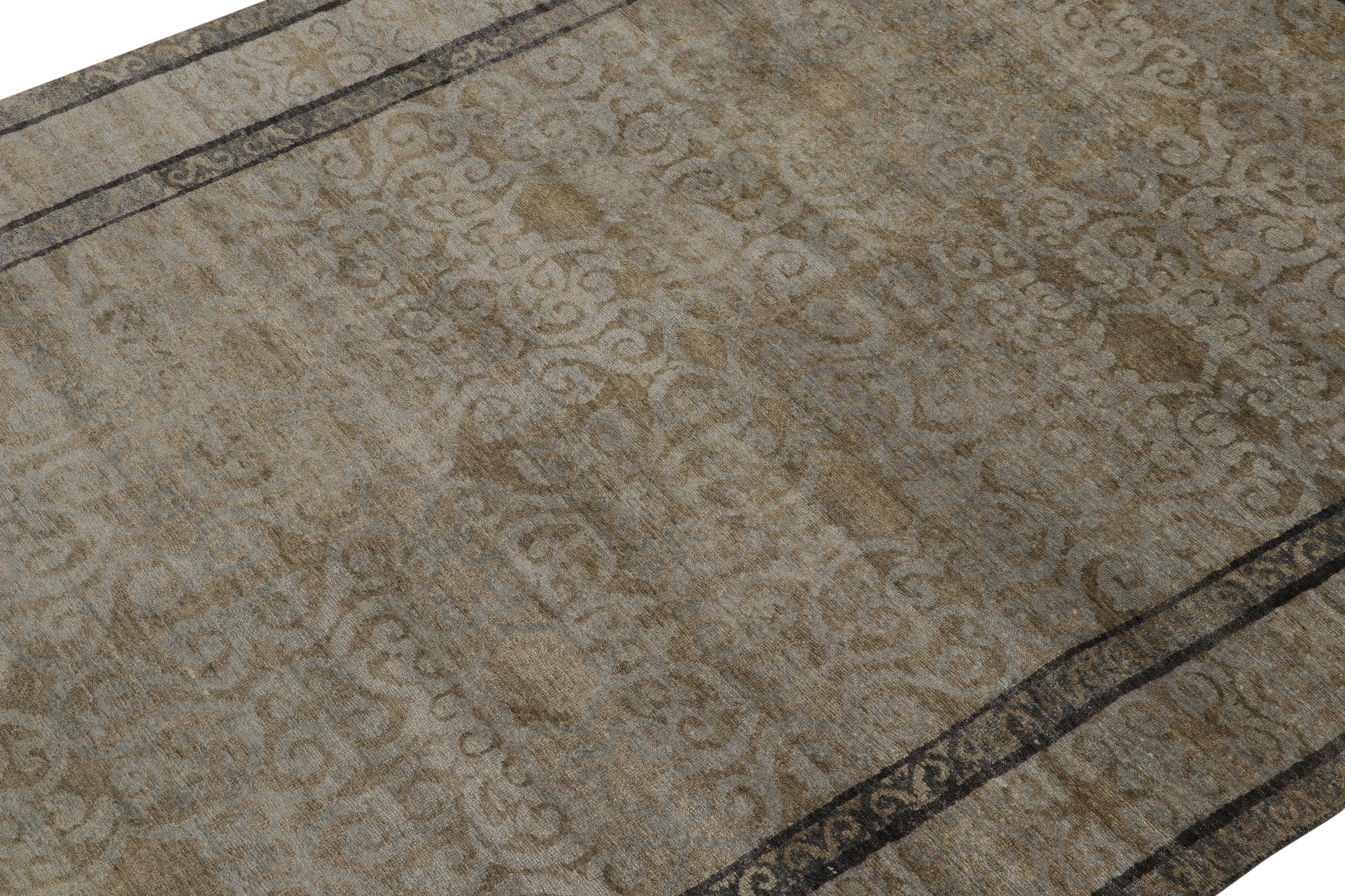 Khotan-Teppich von Rug & Kilim in Gold-Braun mit blauen Mustern (Handgeknüpft) im Angebot