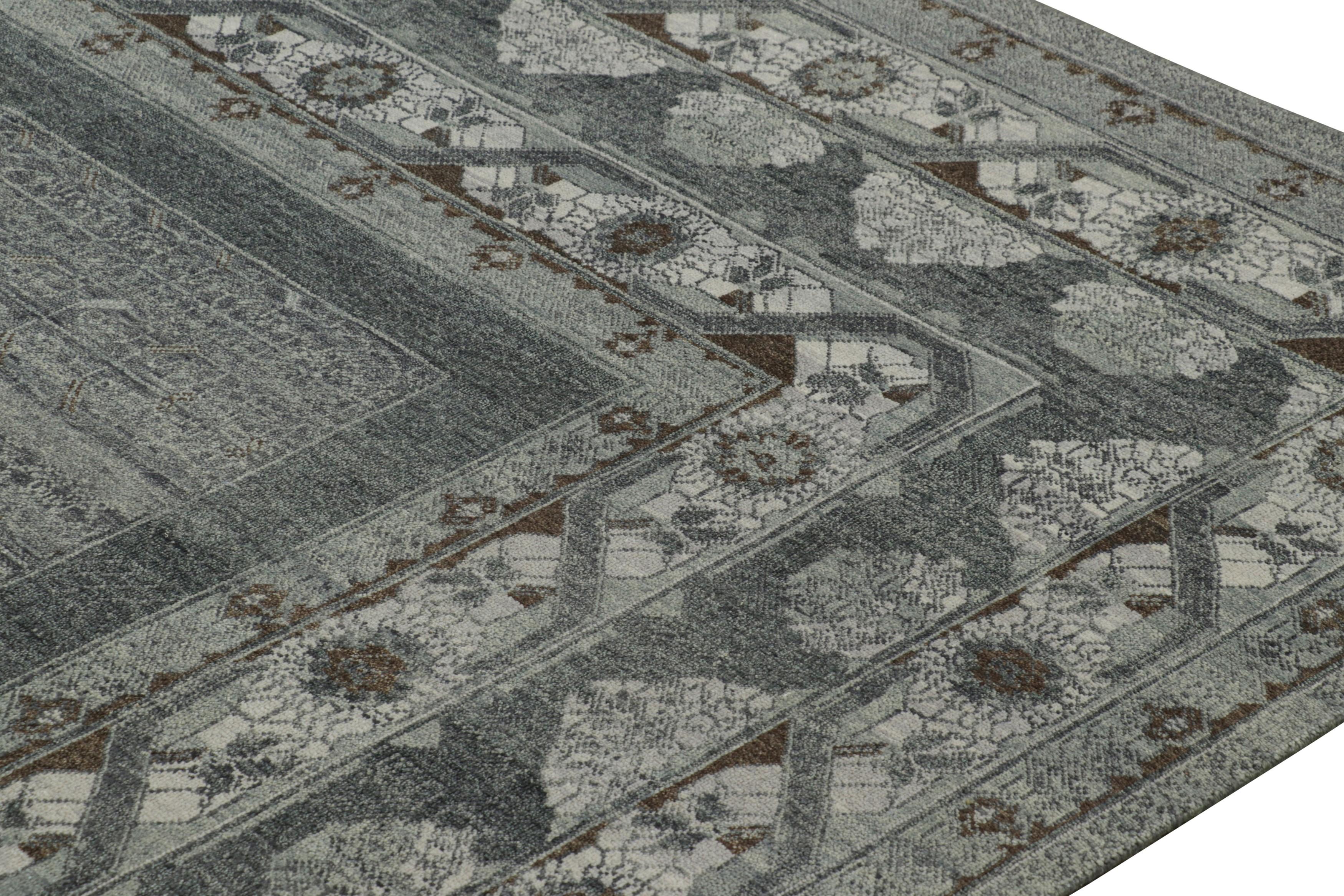Indiano Rug & Kilim - Tappeto in stile Khotan grigio e marrone con bordi floreali in vendita
