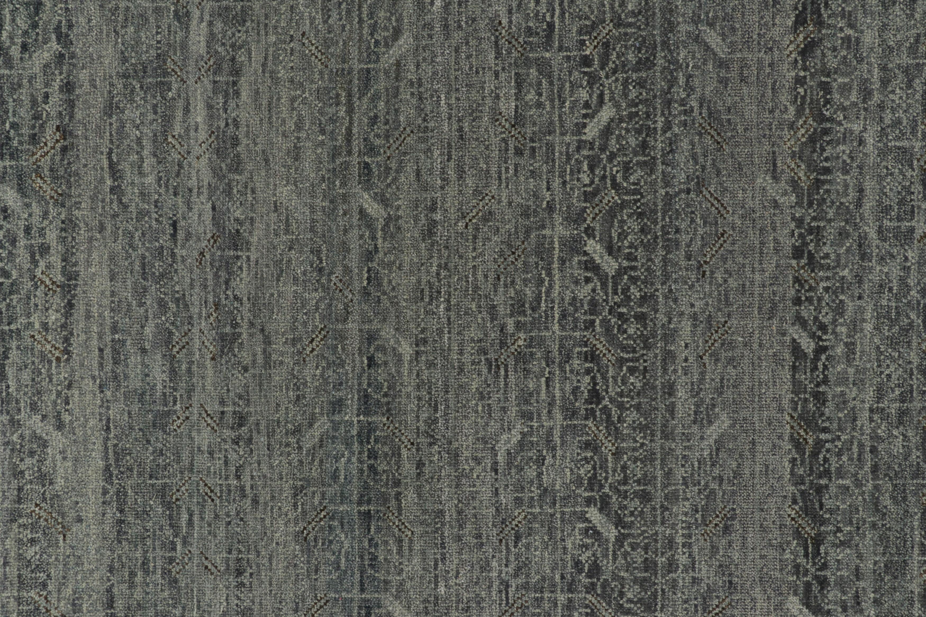 XXI secolo e contemporaneo Rug & Kilim - Tappeto in stile Khotan grigio e marrone con bordi floreali in vendita