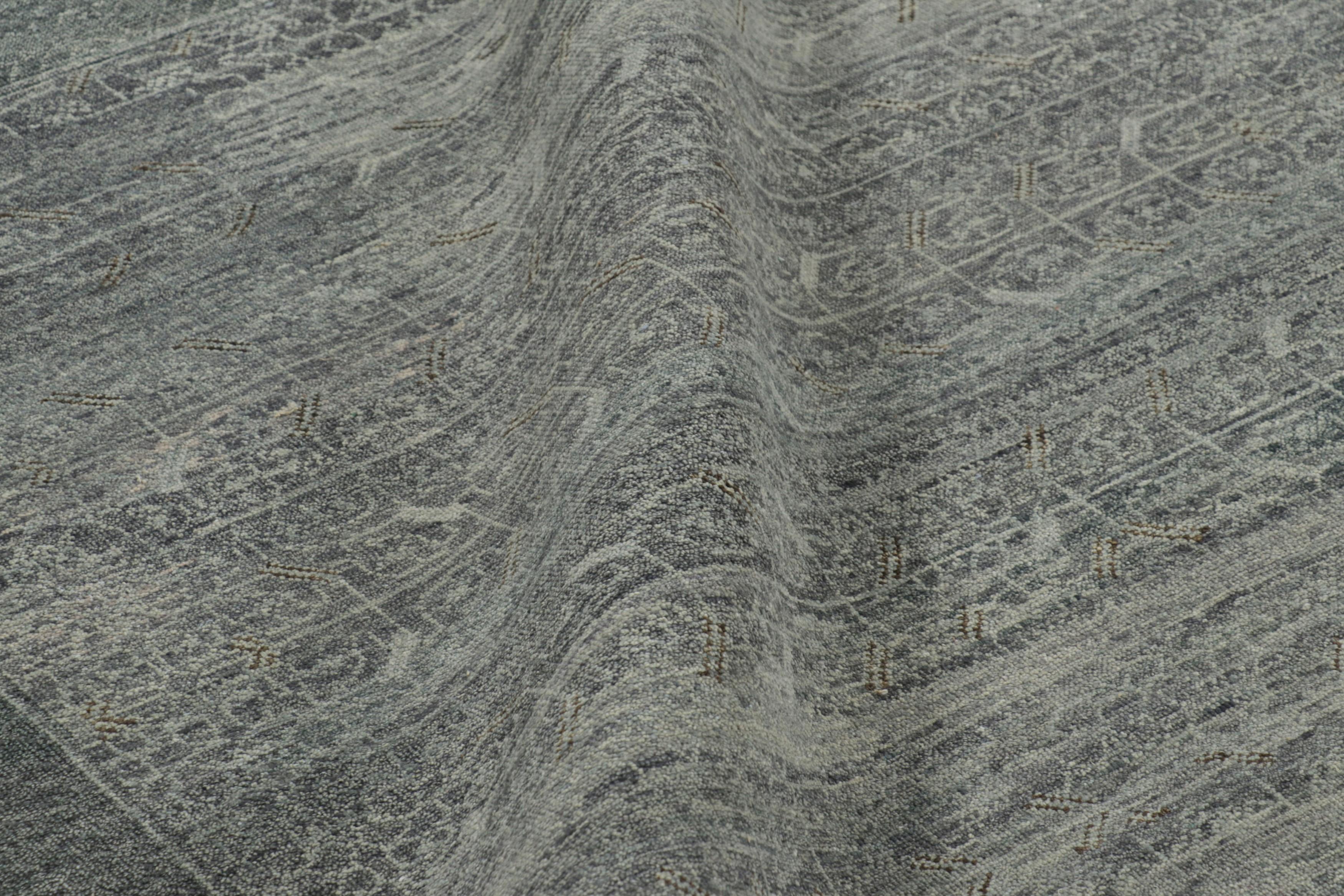 Lana Rug & Kilim - Tappeto in stile Khotan grigio e marrone con bordi floreali in vendita