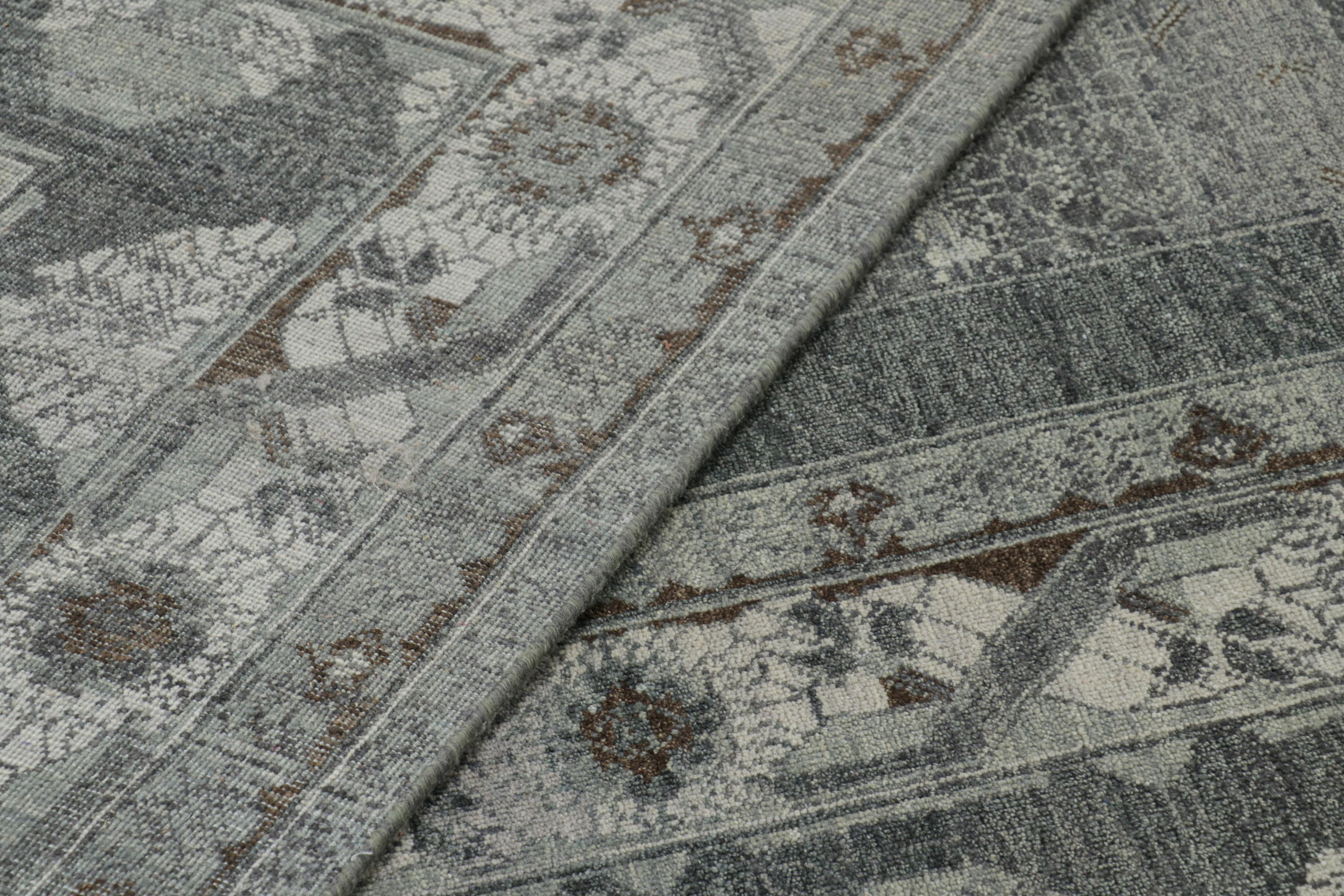 Rug & Kilim - Tappeto in stile Khotan grigio e marrone con bordi floreali in vendita 1