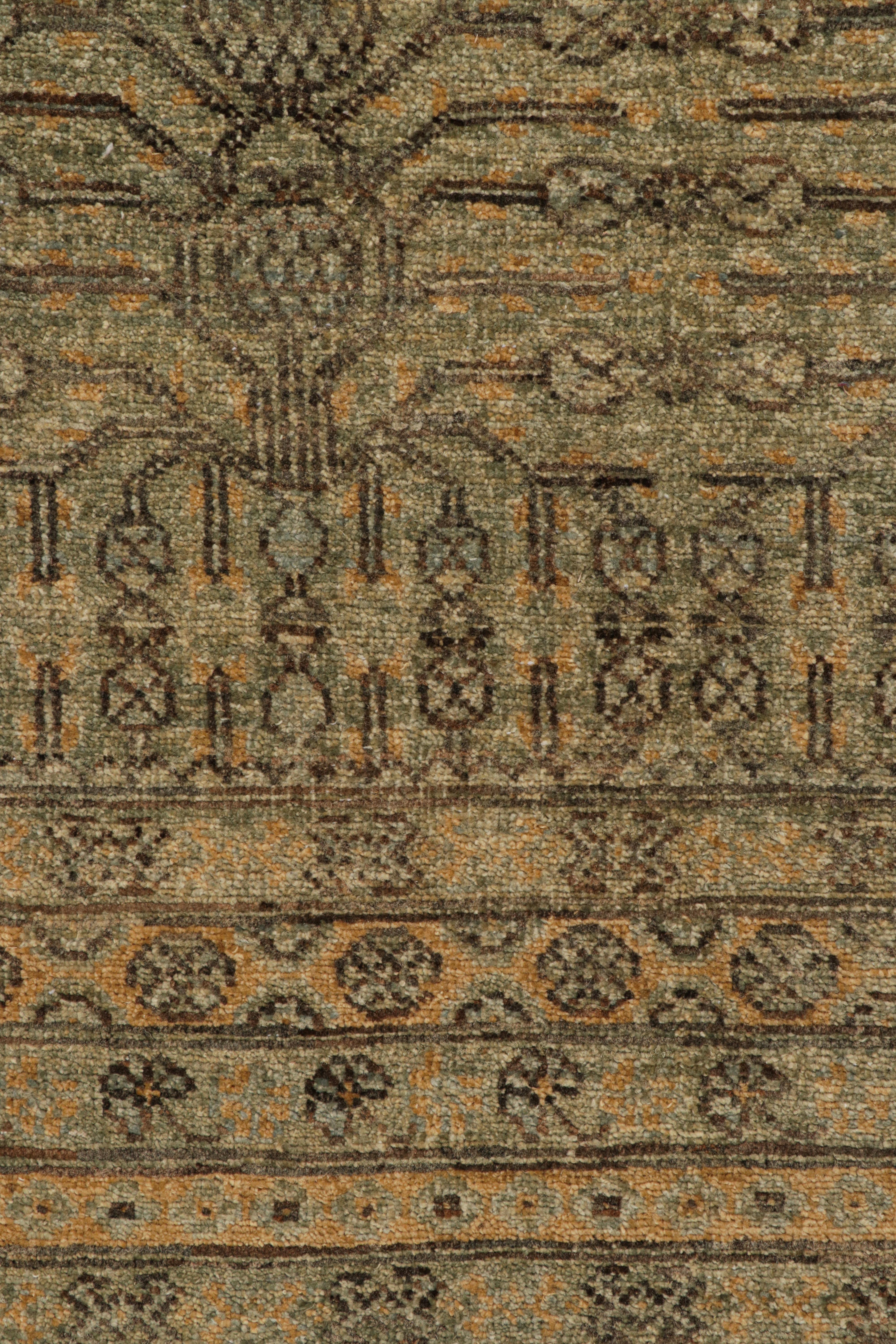 Moderne Rug & Kilim's Khotan Style Rug in Green and Gold with Pomegranate Patterns (tapis de style Khotan en vert et or avec des motifs de grenades) en vente