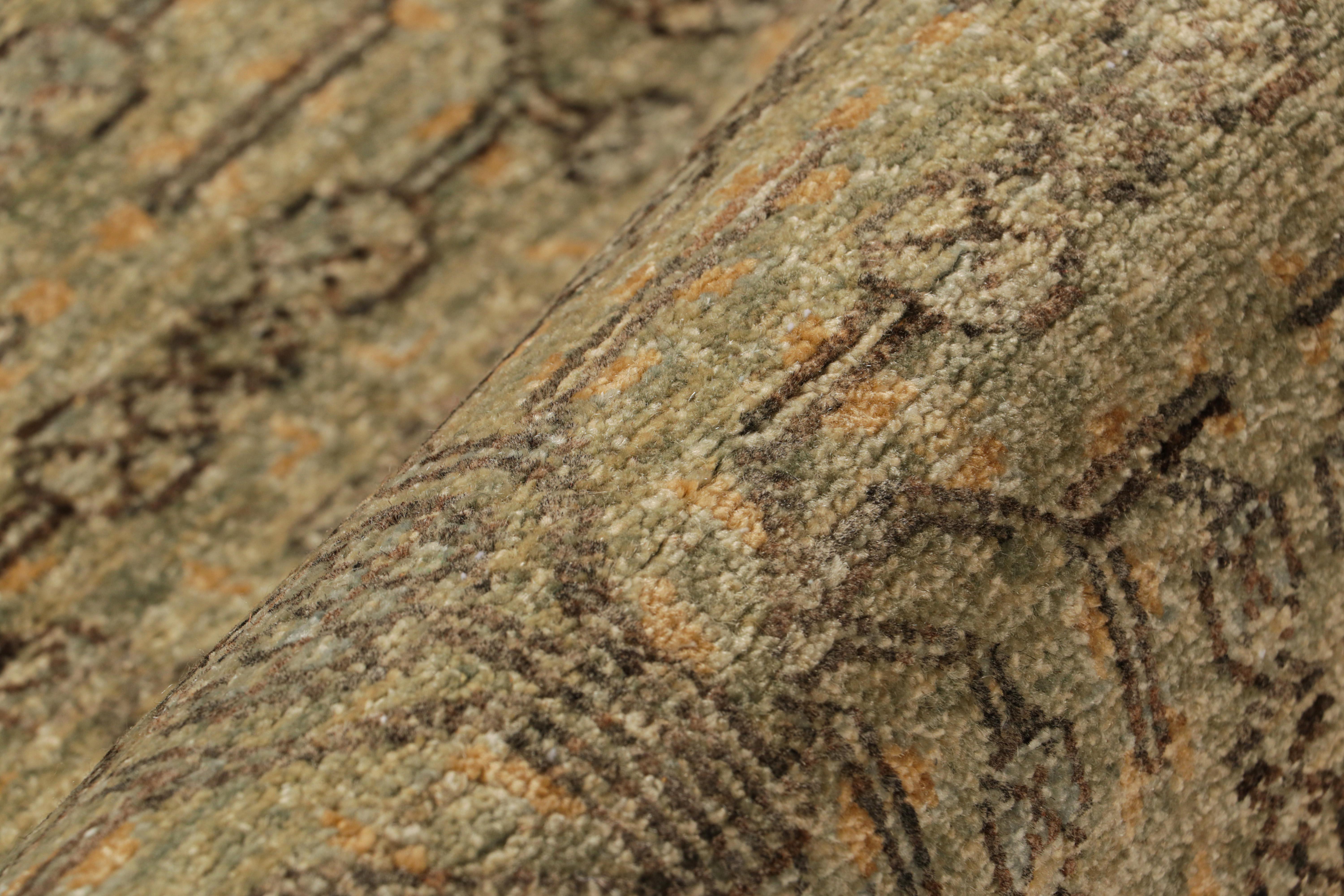 Rug & Kilim's Khotan Style Teppich in Grün und Gold mit Granatapfelmustern im Zustand „Neu“ im Angebot in Long Island City, NY