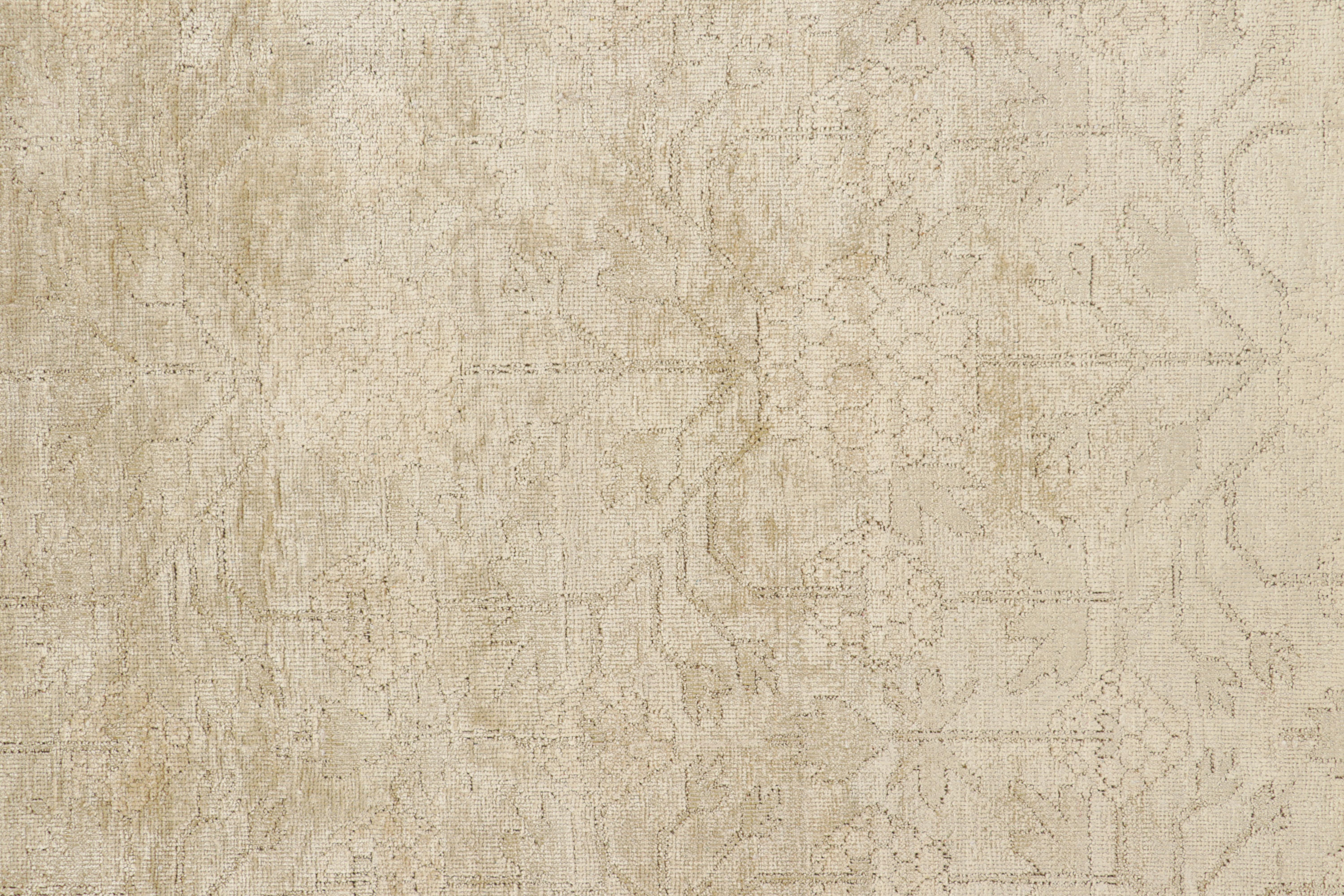 Khotan-Teppich von Rug & Kilim in Elfenbein mit Granatapfelmustern (Moderne) im Angebot
