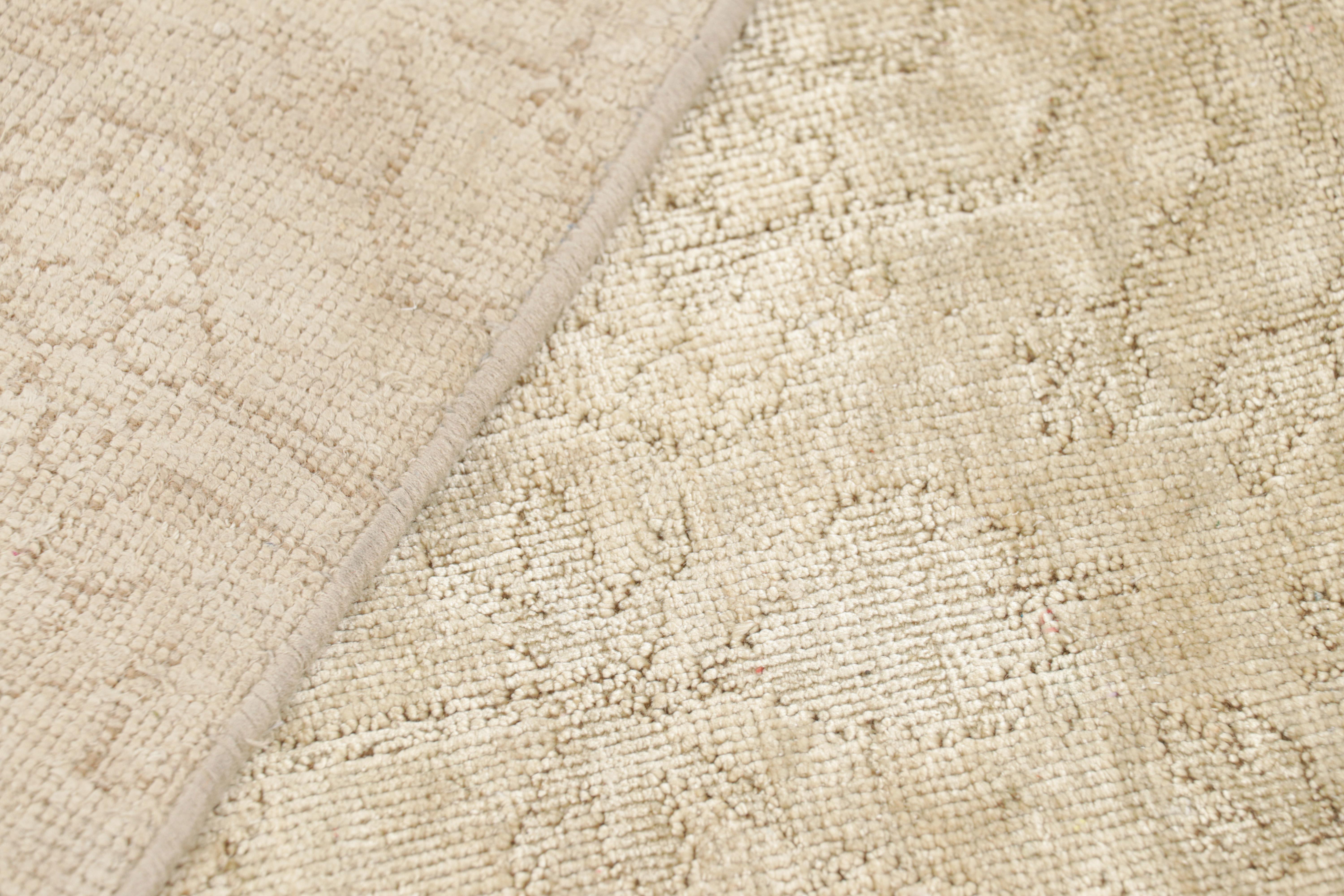 Khotan-Teppich von Rug & Kilim in Elfenbein mit Granatapfelmustern (Seide) im Angebot