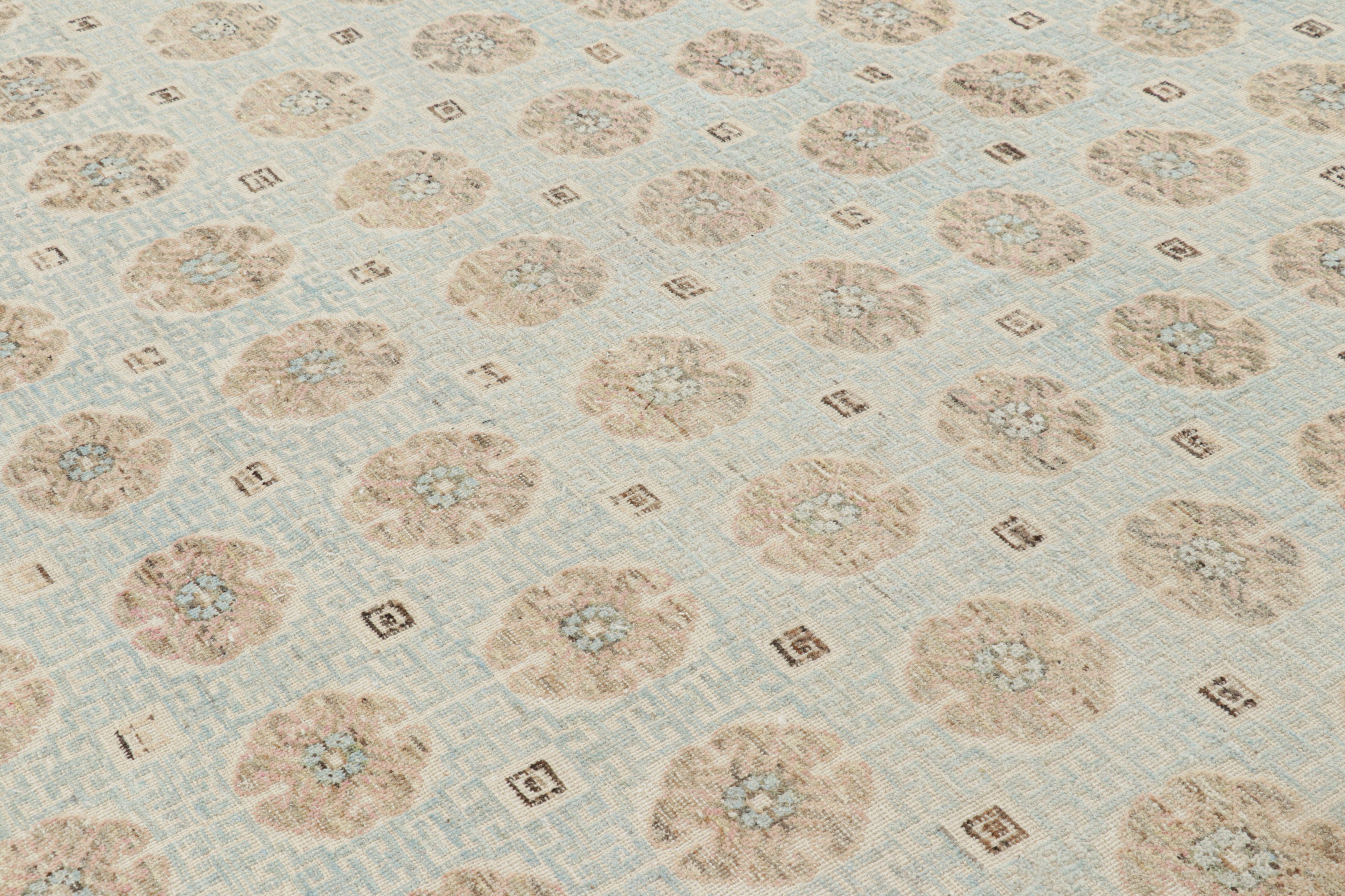 Annodato a mano in lana, questo tappeto 8x10 modern classics, con una texture alto-basso sposata ai motivi, si ispira agli antichi tappeti Khotan Samarkand del Turkestan orientale, noti per favorire i motivi buddisti e altri motivi orientali simili.