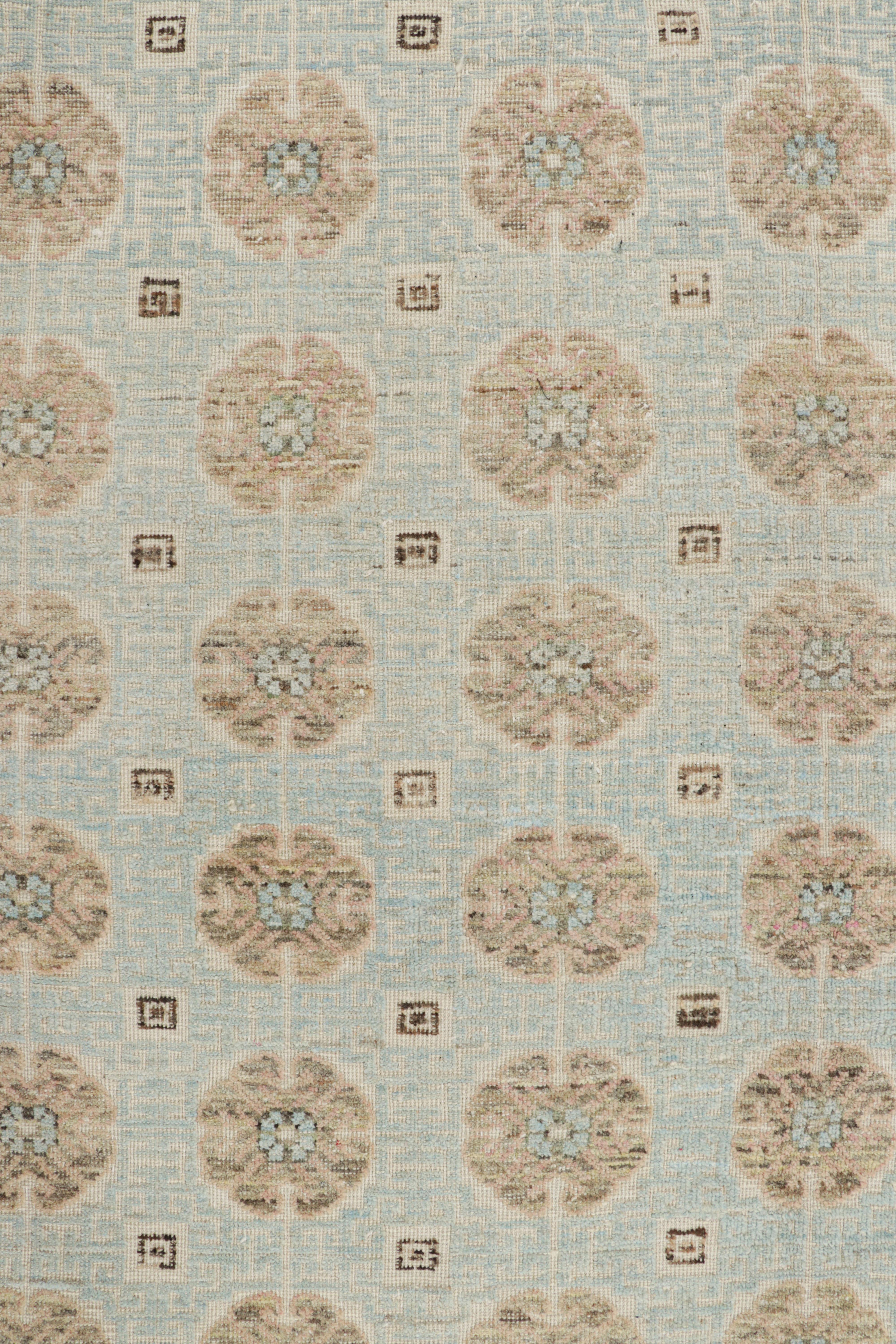 Moderno Rug & Kilim è un tappeto in stile Khotan di colore blu chiaro con medaglioni a rosetta beige-marrone in vendita