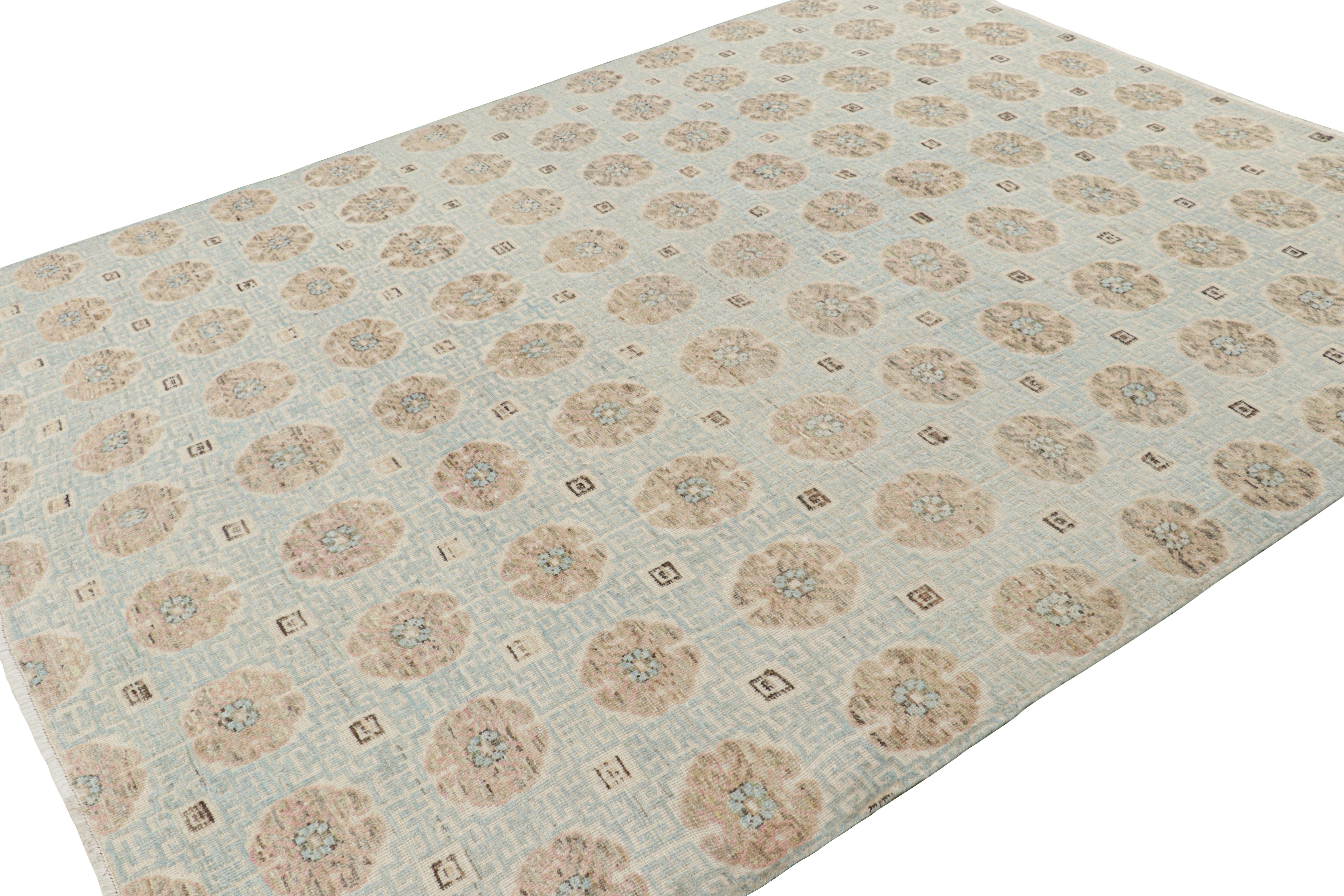 Pakistano Rug & Kilim è un tappeto in stile Khotan di colore blu chiaro con medaglioni a rosetta beige-marrone in vendita