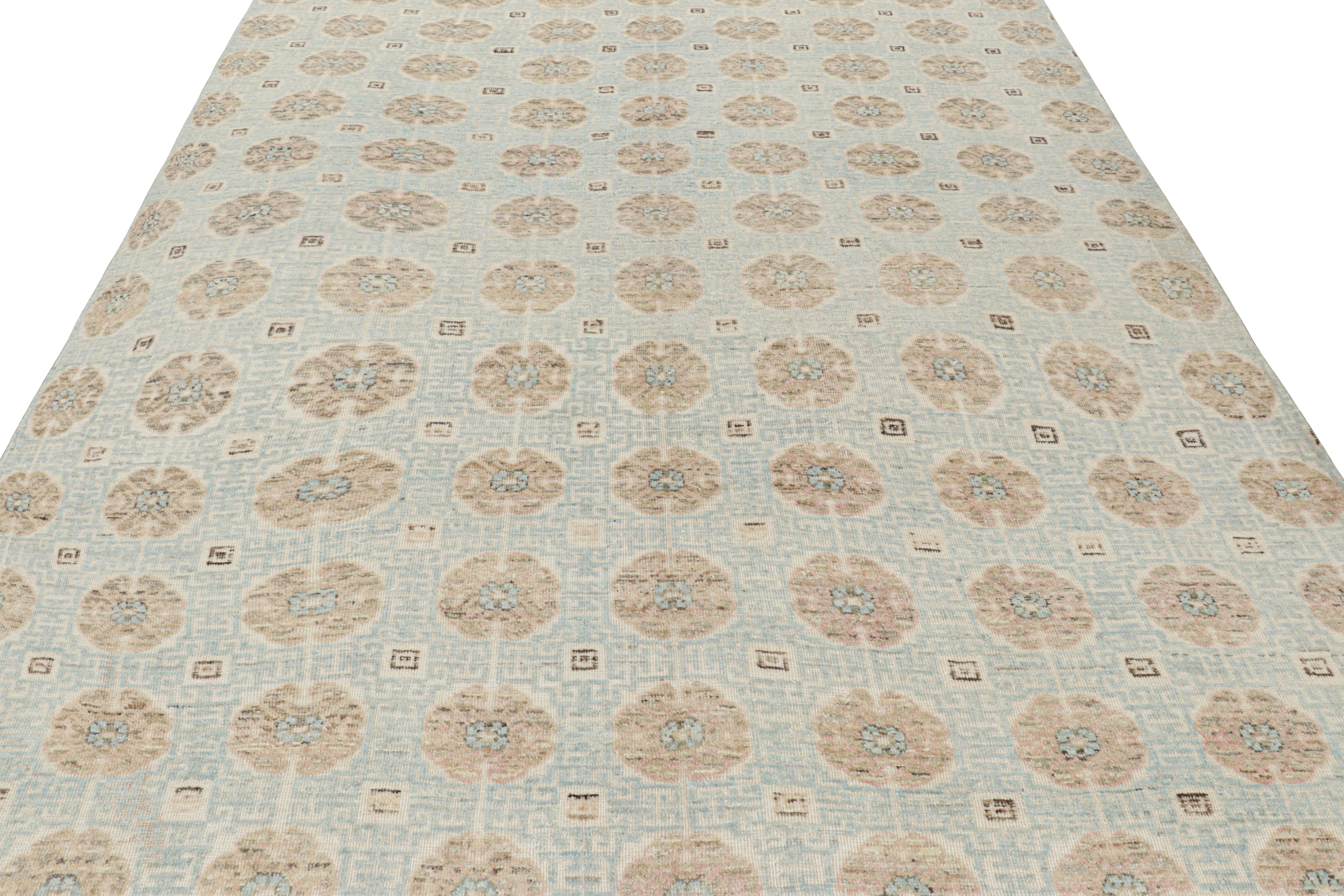 Annodato a mano Rug & Kilim è un tappeto in stile Khotan di colore blu chiaro con medaglioni a rosetta beige-marrone in vendita