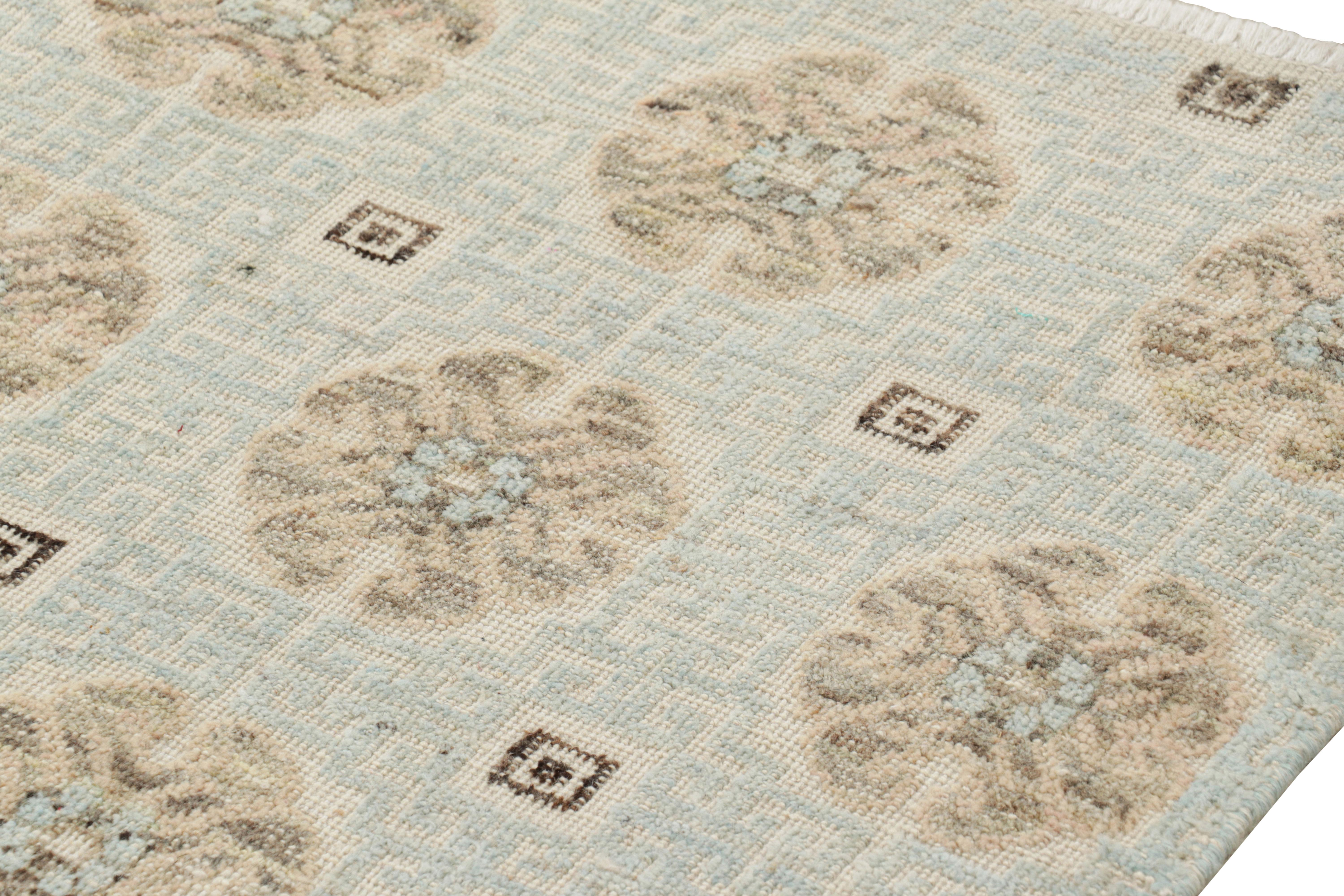 Rug & Kilim è un tappeto in stile Khotan di colore blu chiaro con medaglioni a rosetta beige-marrone In condizioni Nuovo in vendita a Long Island City, NY