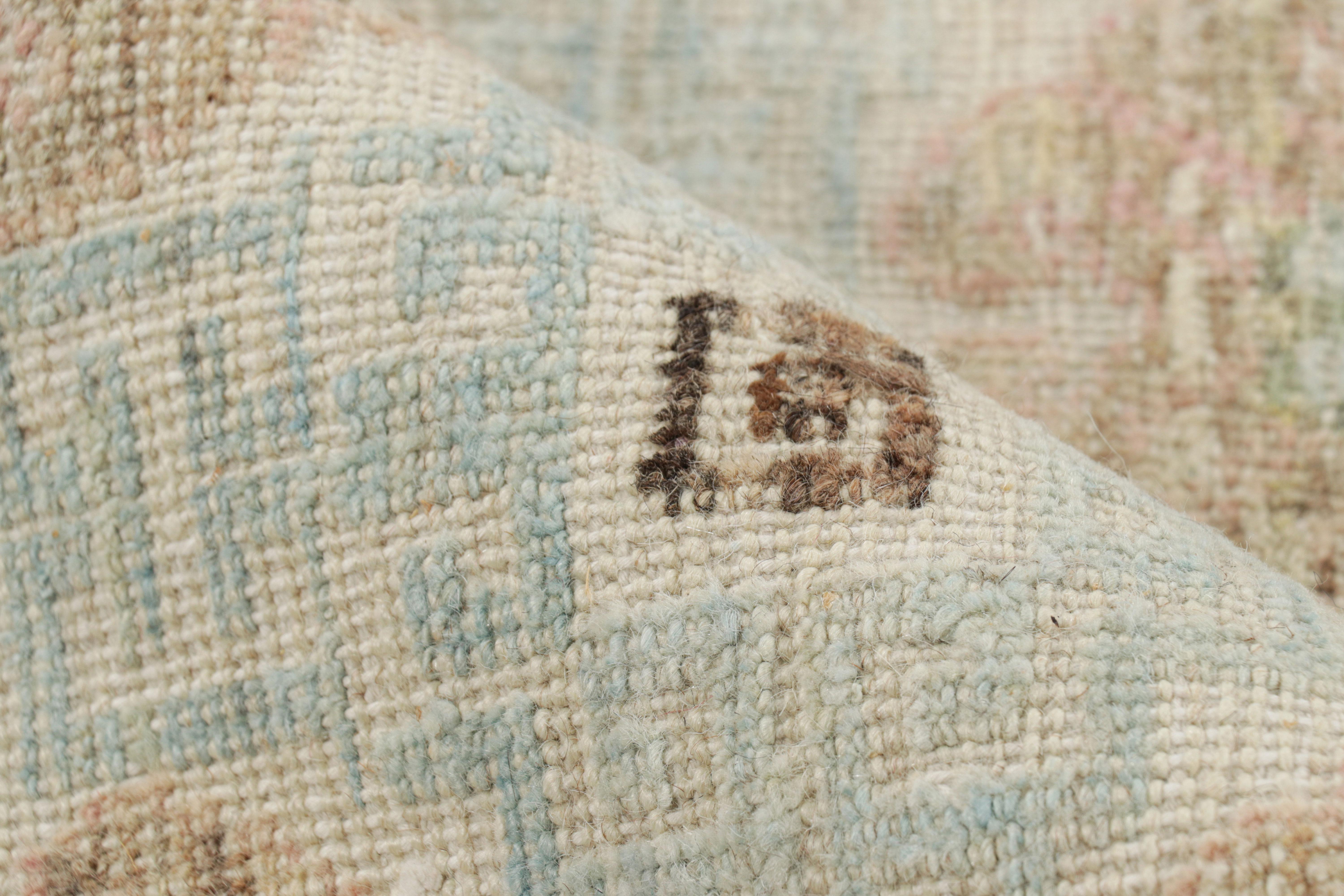 XXI secolo e contemporaneo Rug & Kilim è un tappeto in stile Khotan di colore blu chiaro con medaglioni a rosetta beige-marrone in vendita