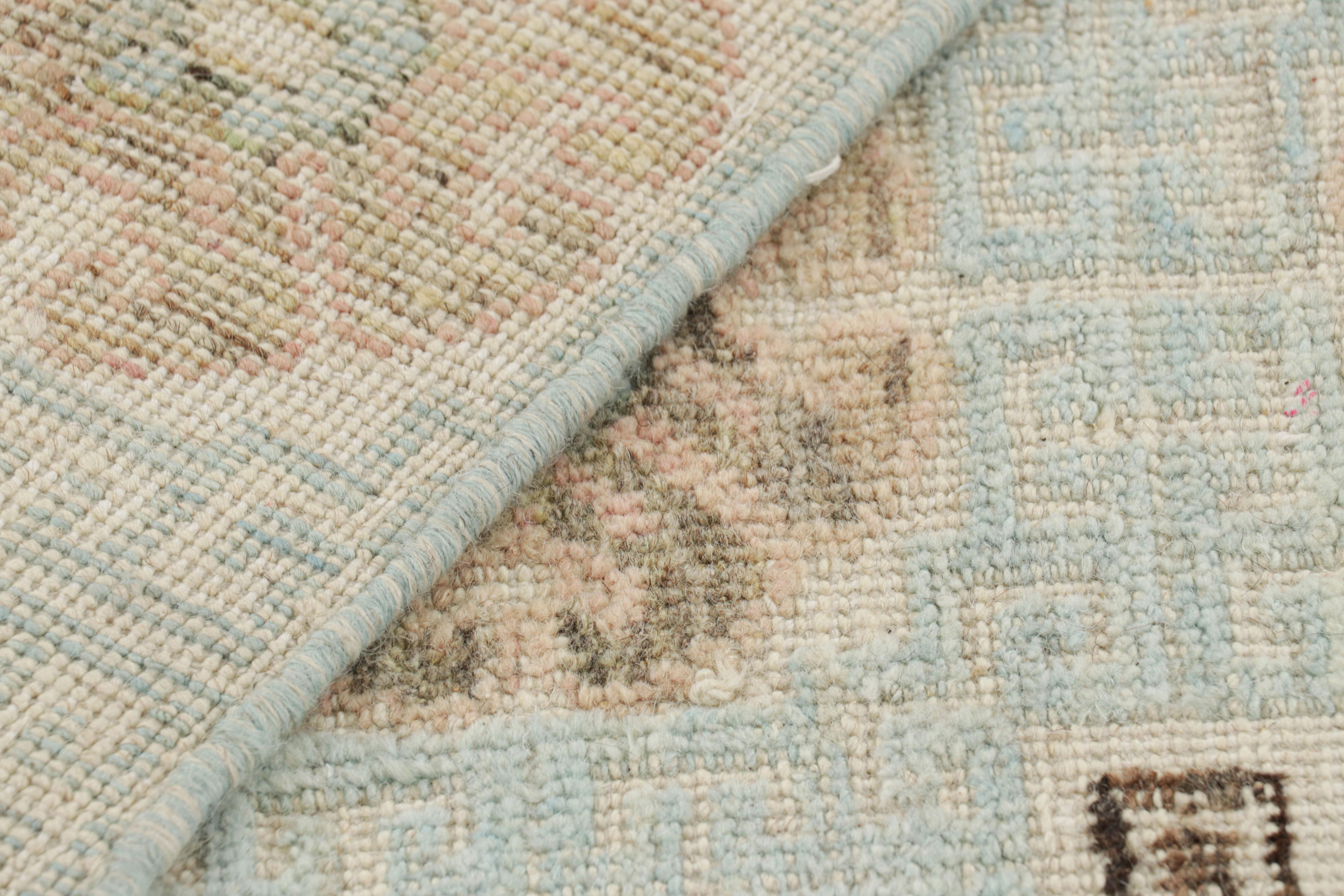 Lana Rug & Kilim è un tappeto in stile Khotan di colore blu chiaro con medaglioni a rosetta beige-marrone in vendita