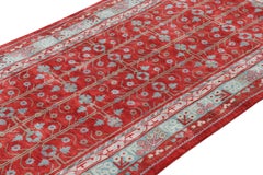 Rug & Kilim's Khotan Style Teppich in Rot und Blau mit geometrischen Mustern