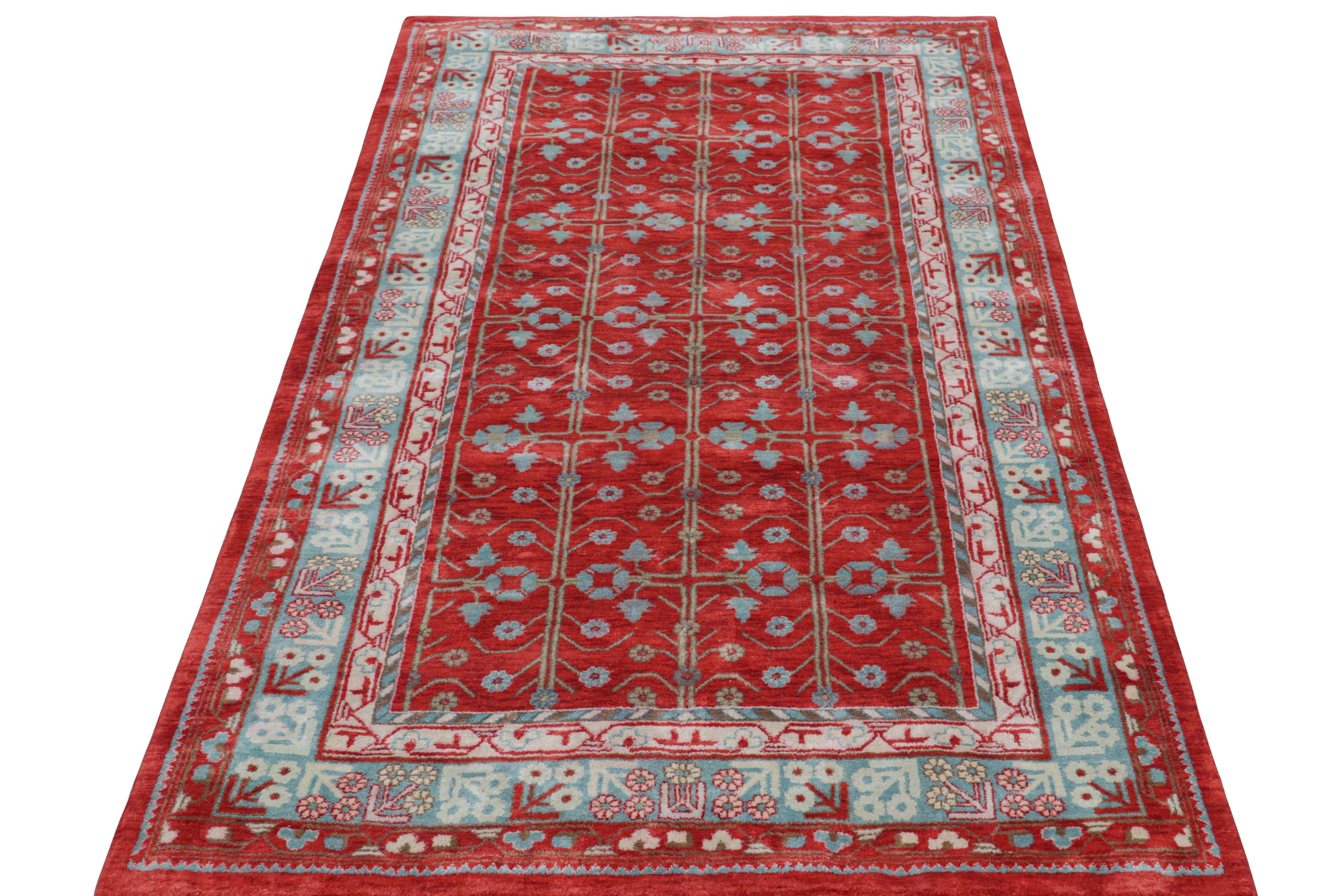 Rug & Kilim's Khotan Style Teppich in Rot und Blau mit geometrischen Mustern (Handgeknüpft) im Angebot