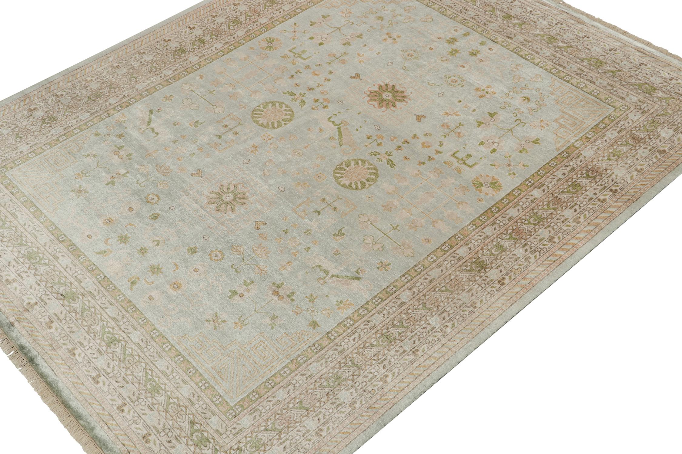 Ein 8x10 Teppich, inspiriert von antiken Khotan-Teppichen, aus der Modern Classics Collection von Rug & Kilim. Handgeknüpft aus Seide, die ein außergewöhnliches Blau mit Beige-Braun in geometrisch-floralen Mustern mit klassischer Anmut