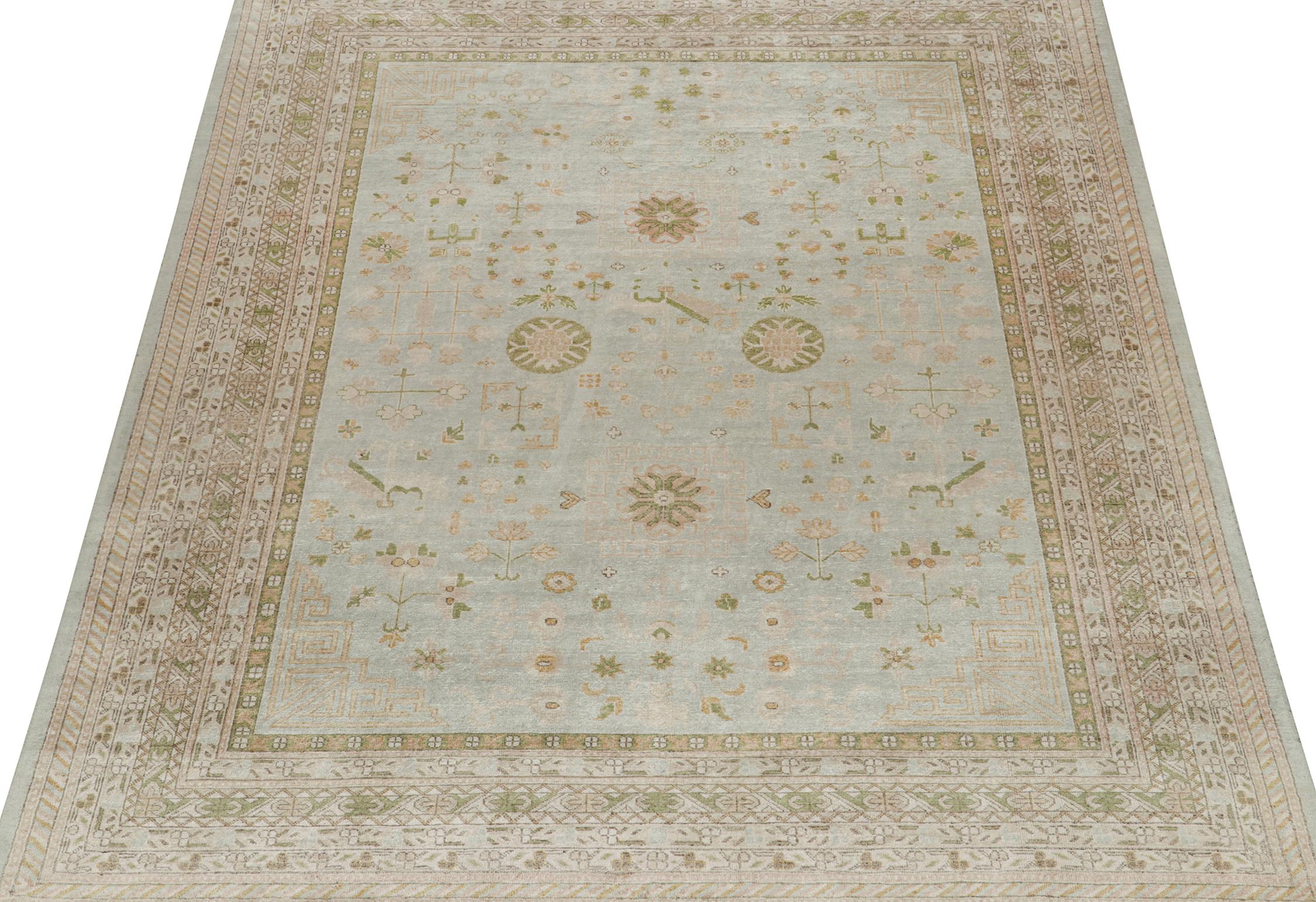 Teppich & Kelim-Teppich im Khotan-Stil mit geometrischem Muster in Blau & Beige-Brown (Indisch) im Angebot
